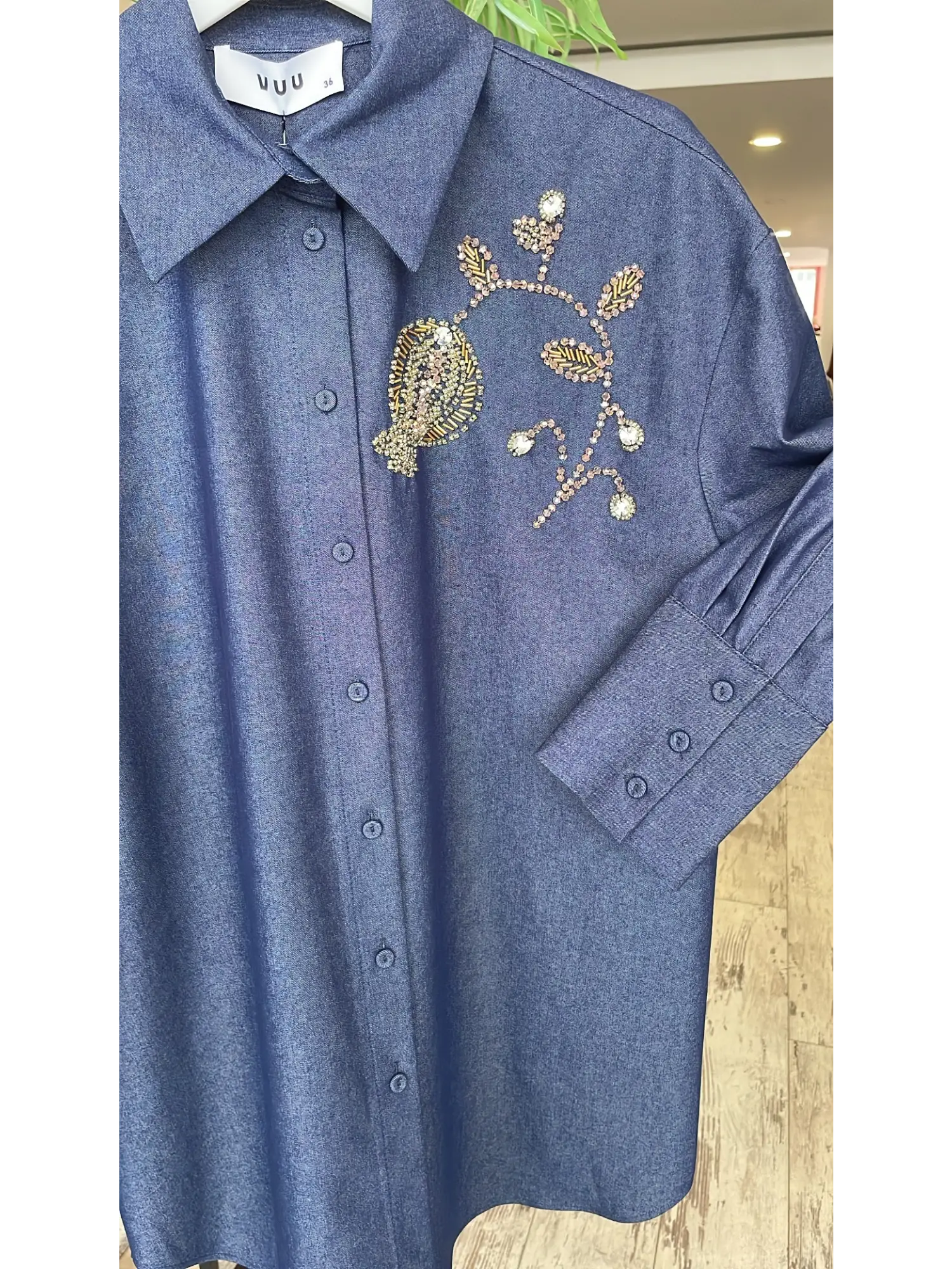 Vuu Yakası Taş ve Boncuk İşlemeli Denim Oversize Gömlek
