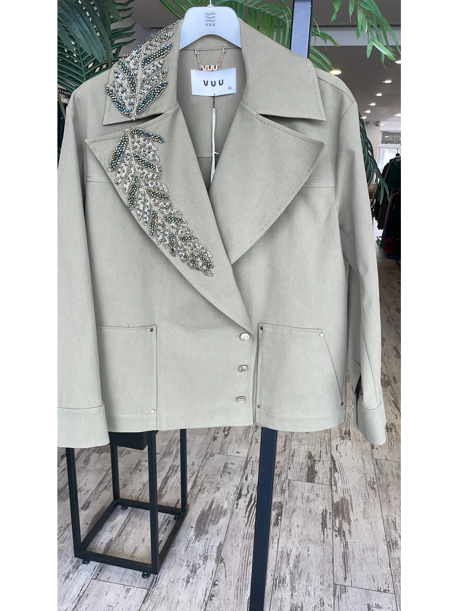 Vuu Yakası Taş Detaylı Kruvaze Ceket Pileli Pantolon Takım