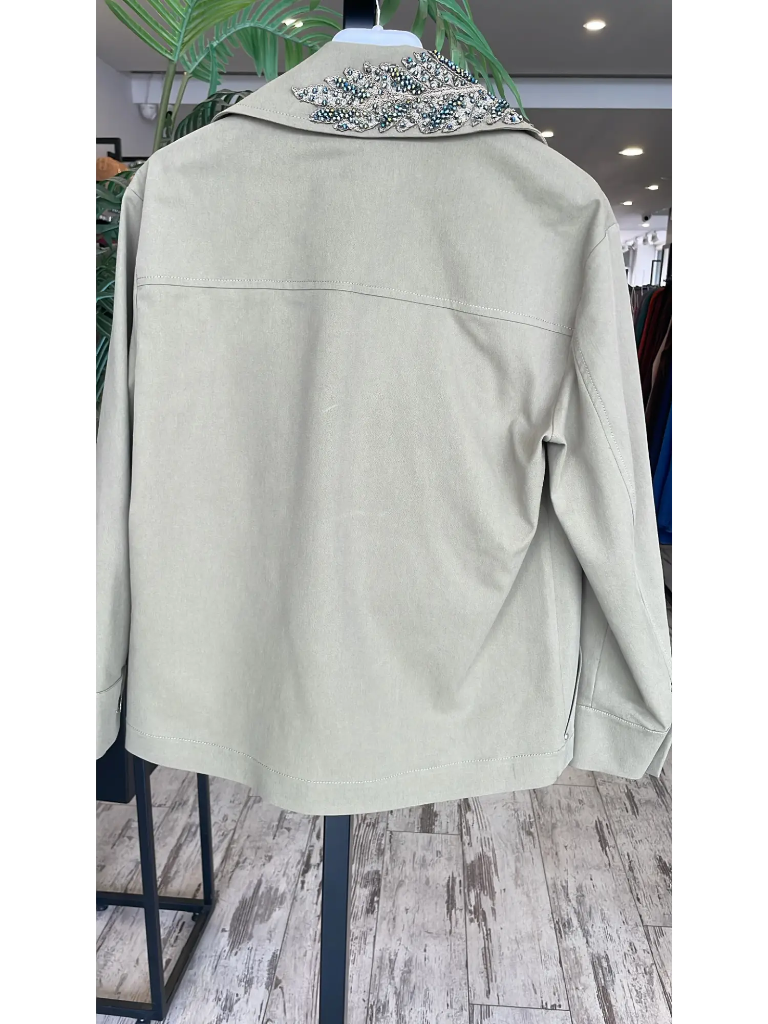 Vuu Yakası Taş Detaylı Kruvaze Ceket Pileli Pantolon Takım