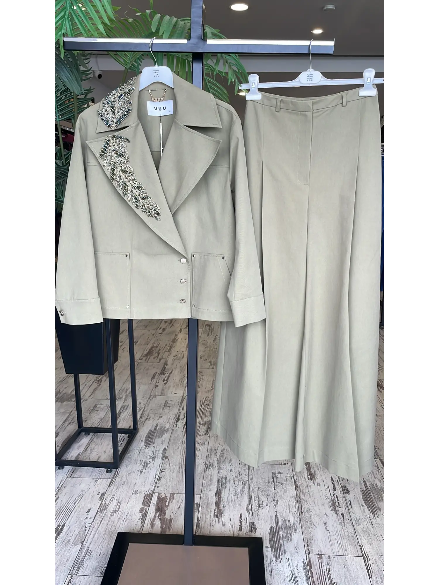 Vuu Yakası Taş Detaylı Kruvaze Ceket Pileli Pantolon Takım