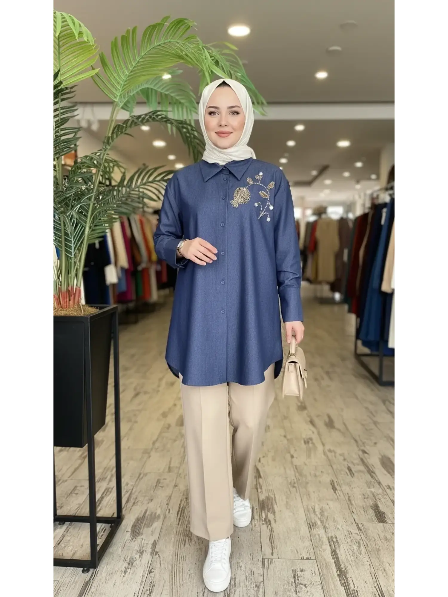 Vuu Yakası Taş ve Boncuk İşlemeli Denim Oversize Gömlek