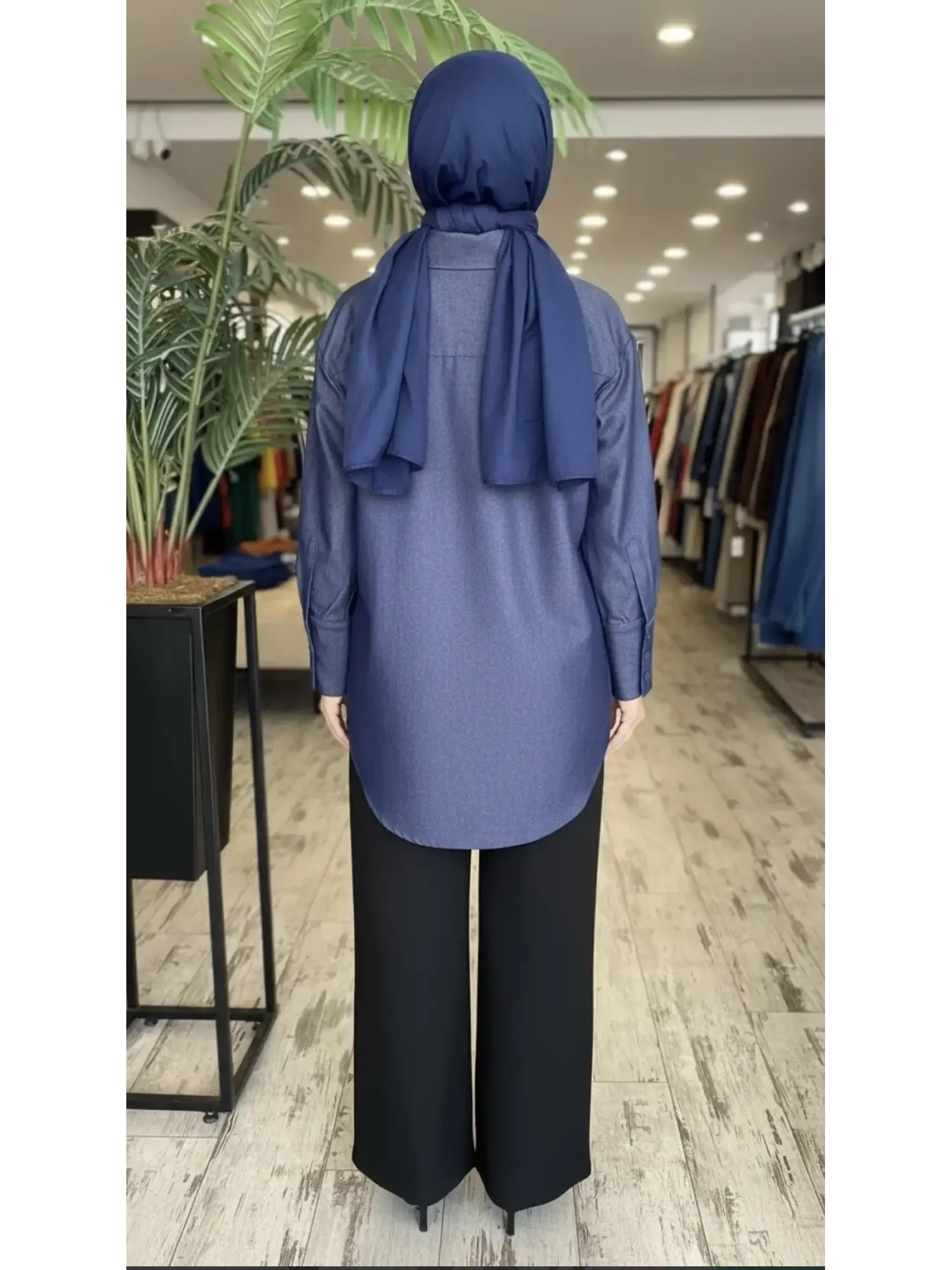 Vuu Yakası Taş ve Boncuk İşlemeli Denim Oversize Gömlek