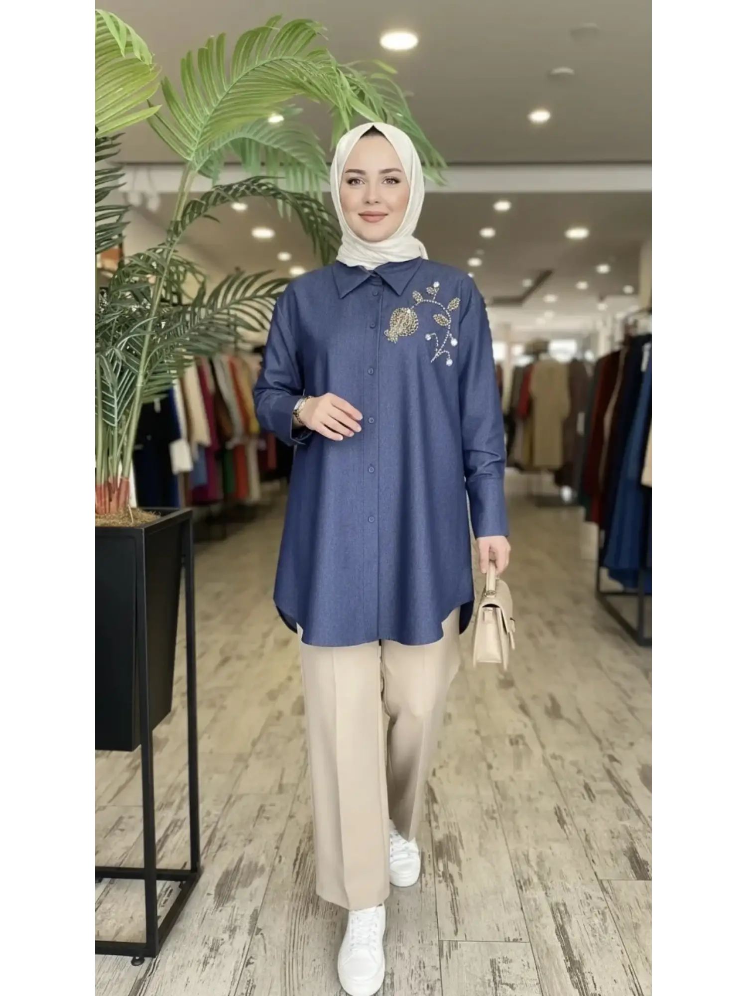 Vuu Yakası Taş ve Boncuk İşlemeli Denim Oversize Gömlek