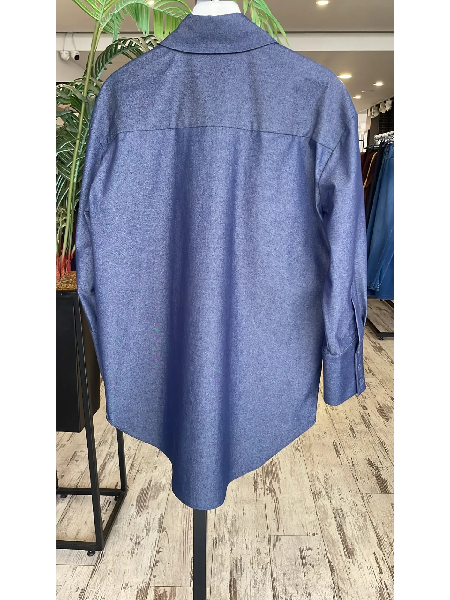 Vuu Yakası Taş ve Boncuk İşlemeli Denim Oversize Gömlek