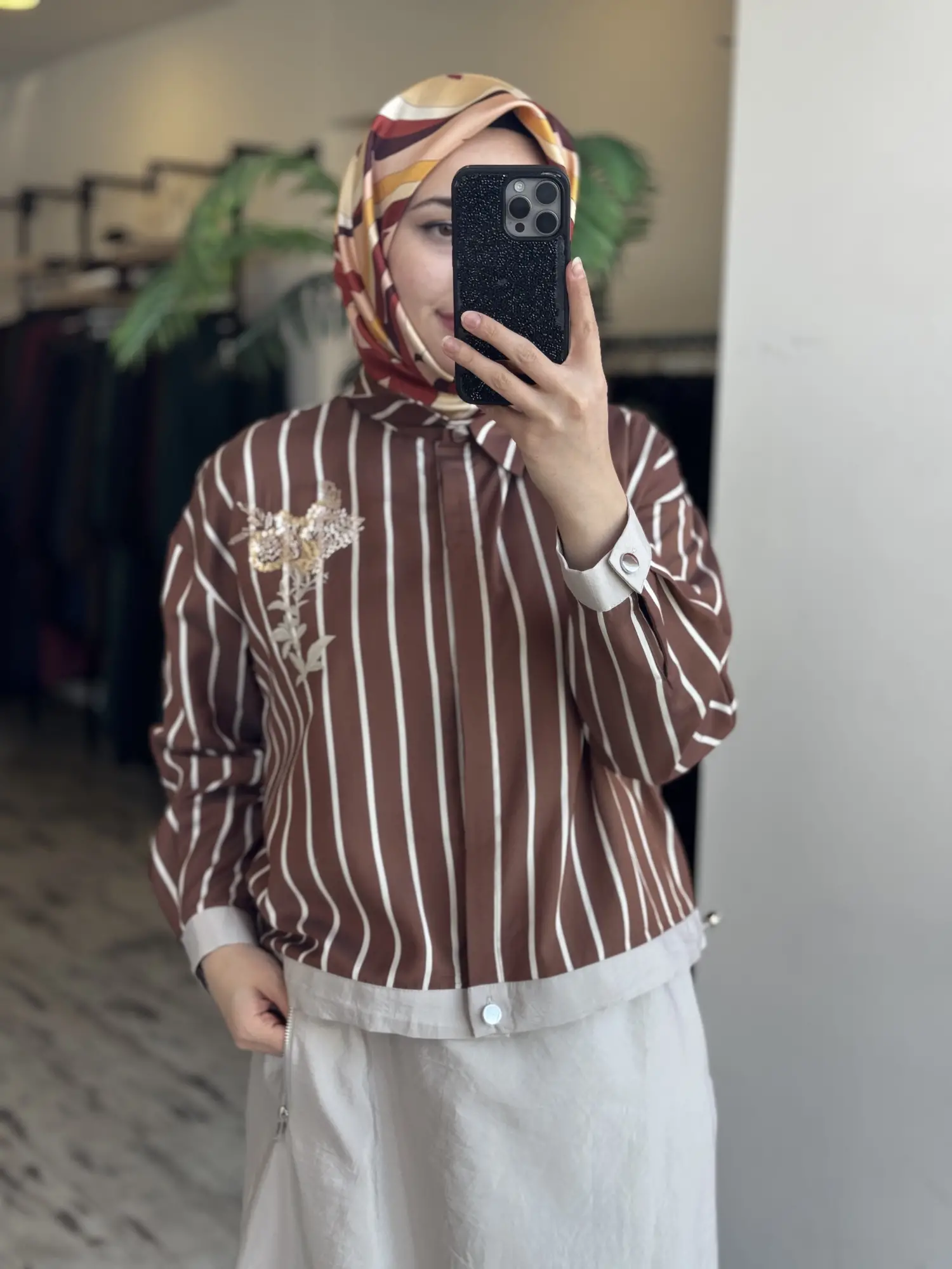 Tığ Triko Çizgi ve Teknik Kumaş Kombinli Boncuk Detaylı Gömlek Etek Takım TKM5021