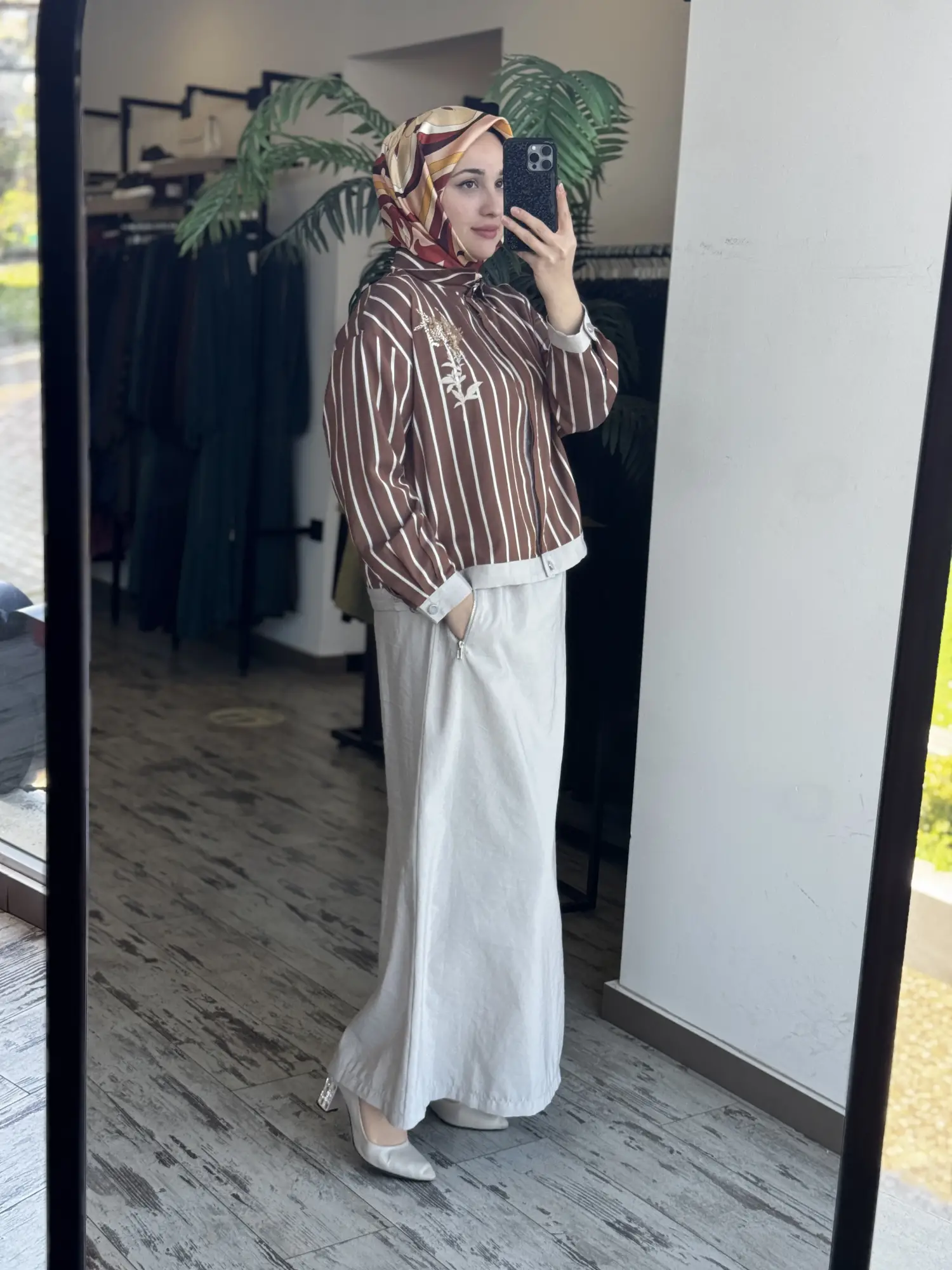 Tığ Triko Çizgi ve Teknik Kumaş Kombinli Boncuk Detaylı Gömlek Etek Takım TKM5021