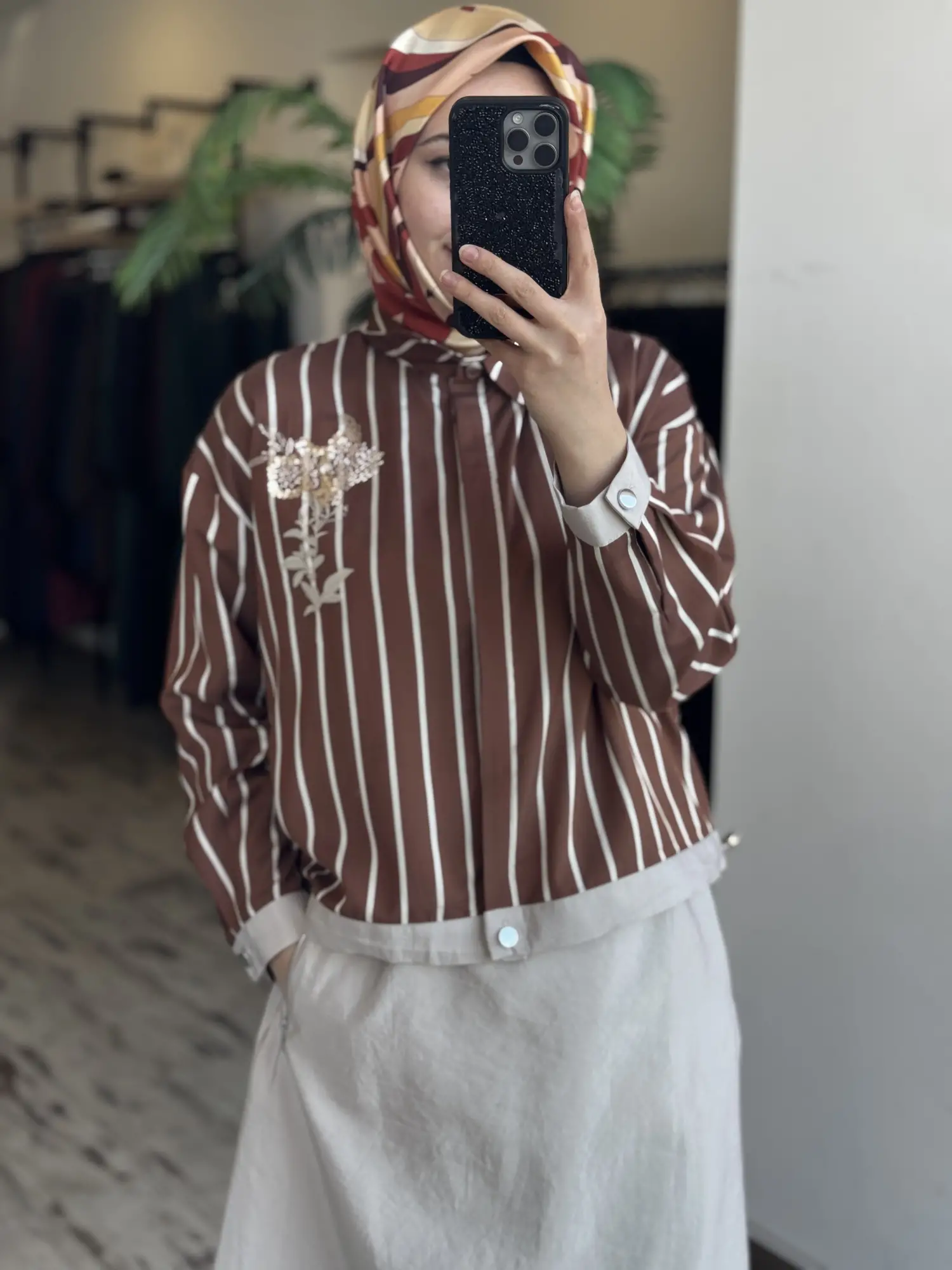 Tığ Triko Çizgi ve Teknik Kumaş Kombinli Boncuk Detaylı Gömlek Etek Takım TKM5021