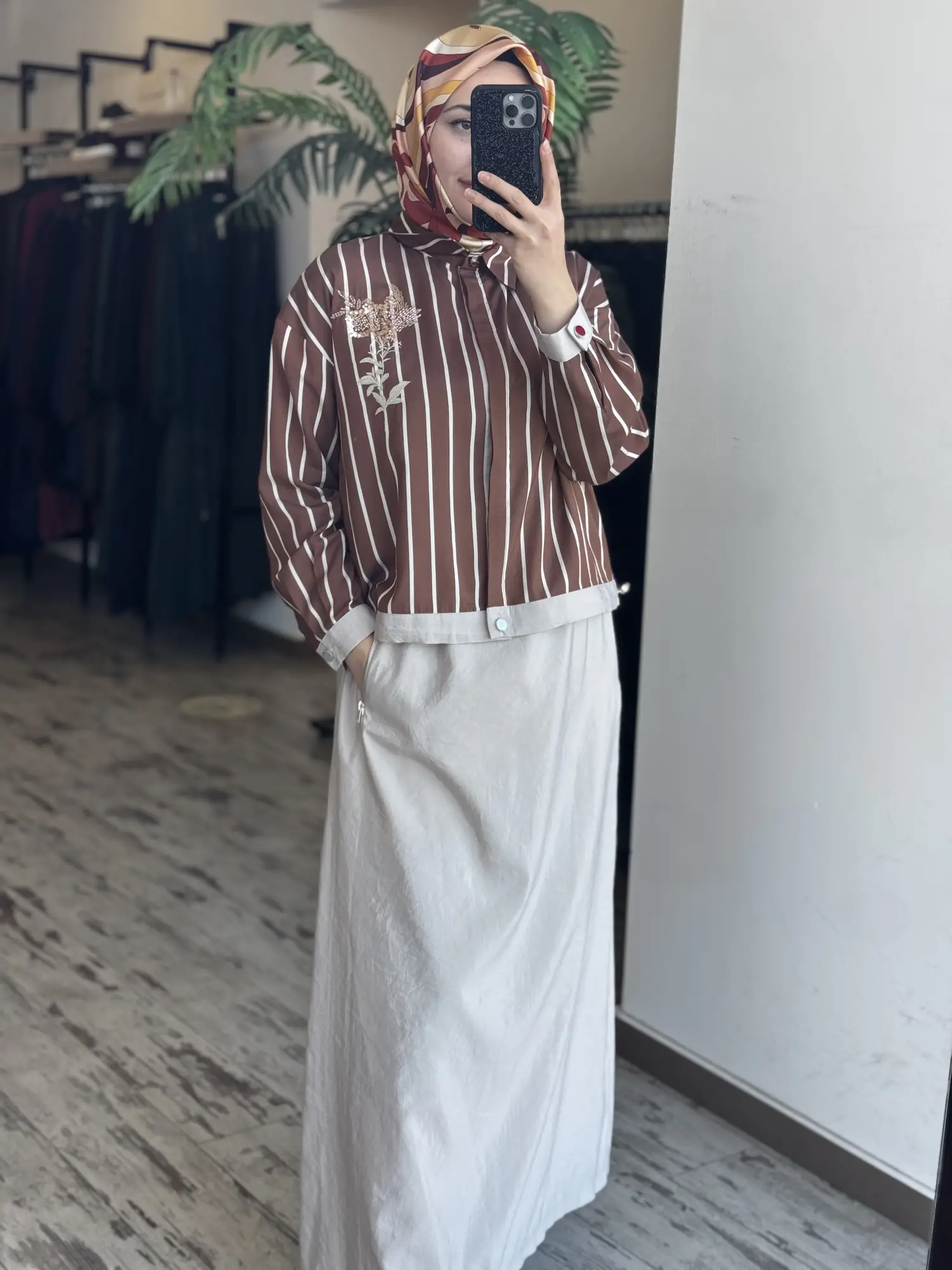 Tığ Triko Çizgi ve Teknik Kumaş Kombinli Boncuk Detaylı Gömlek Etek Takım TKM5021