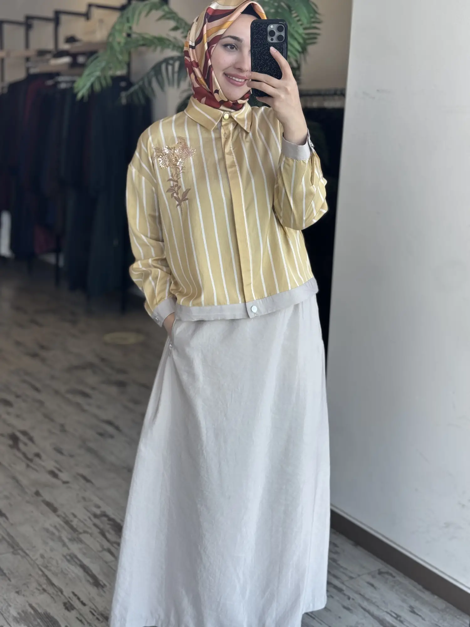 Tığ Triko Çizgi ve Teknik Kumaş Kombinli Boncuk Detaylı Gömlek Etek Takım TKM5021