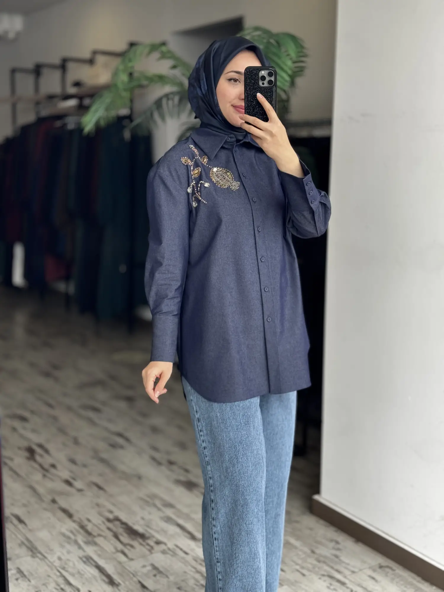 Vuu Yakası Taş ve Boncuk İşlemeli Denim Oversize Gömlek