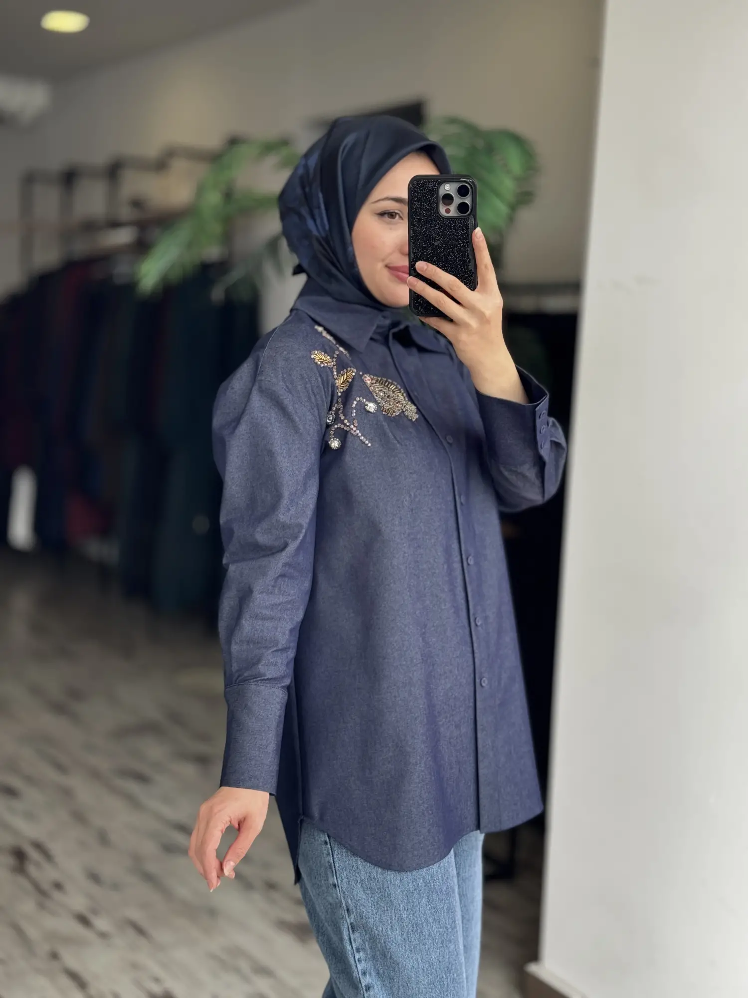 Vuu Yakası Taş ve Boncuk İşlemeli Denim Oversize Gömlek