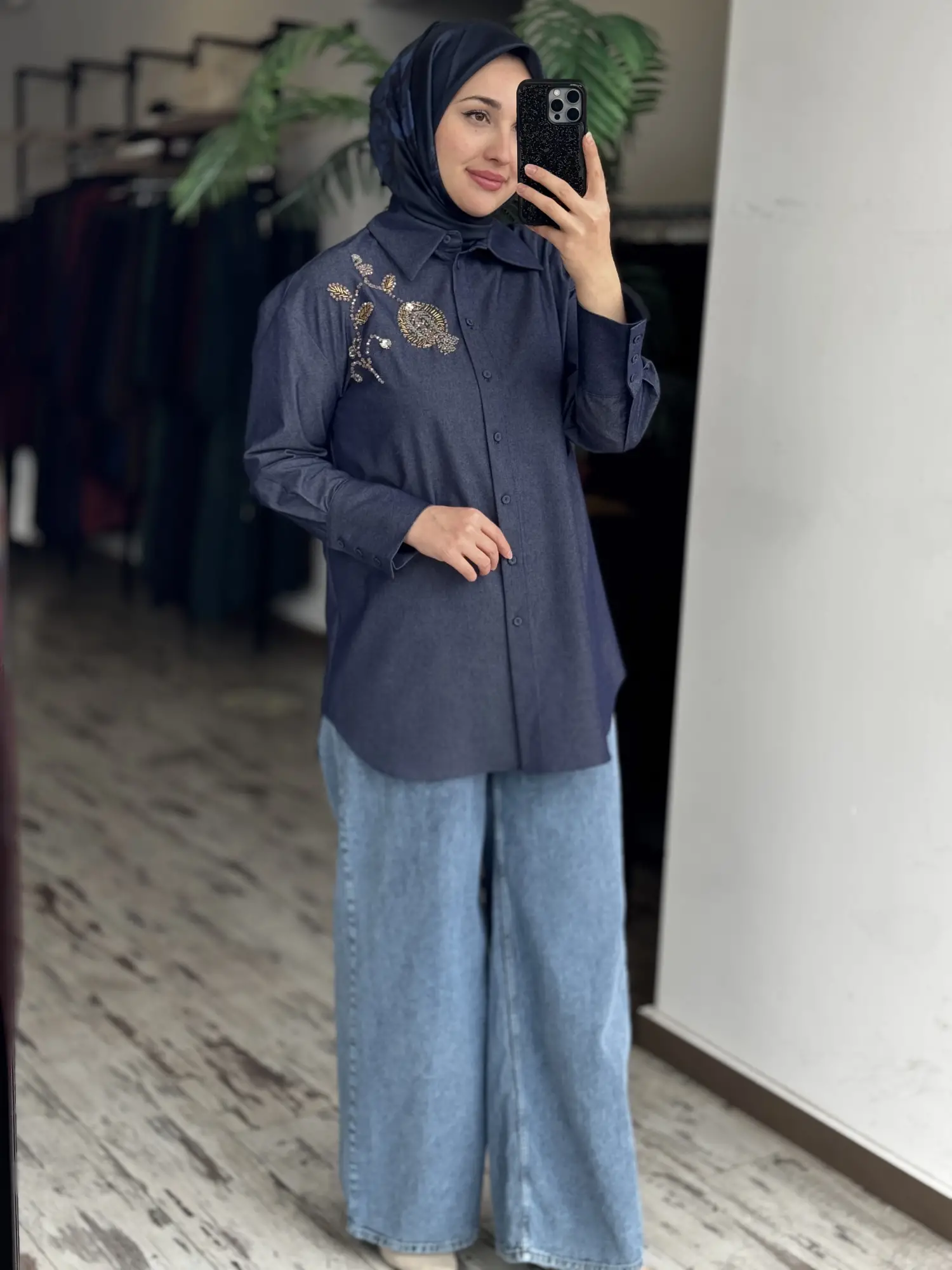 Vuu Yakası Taş ve Boncuk İşlemeli Denim Oversize Gömlek