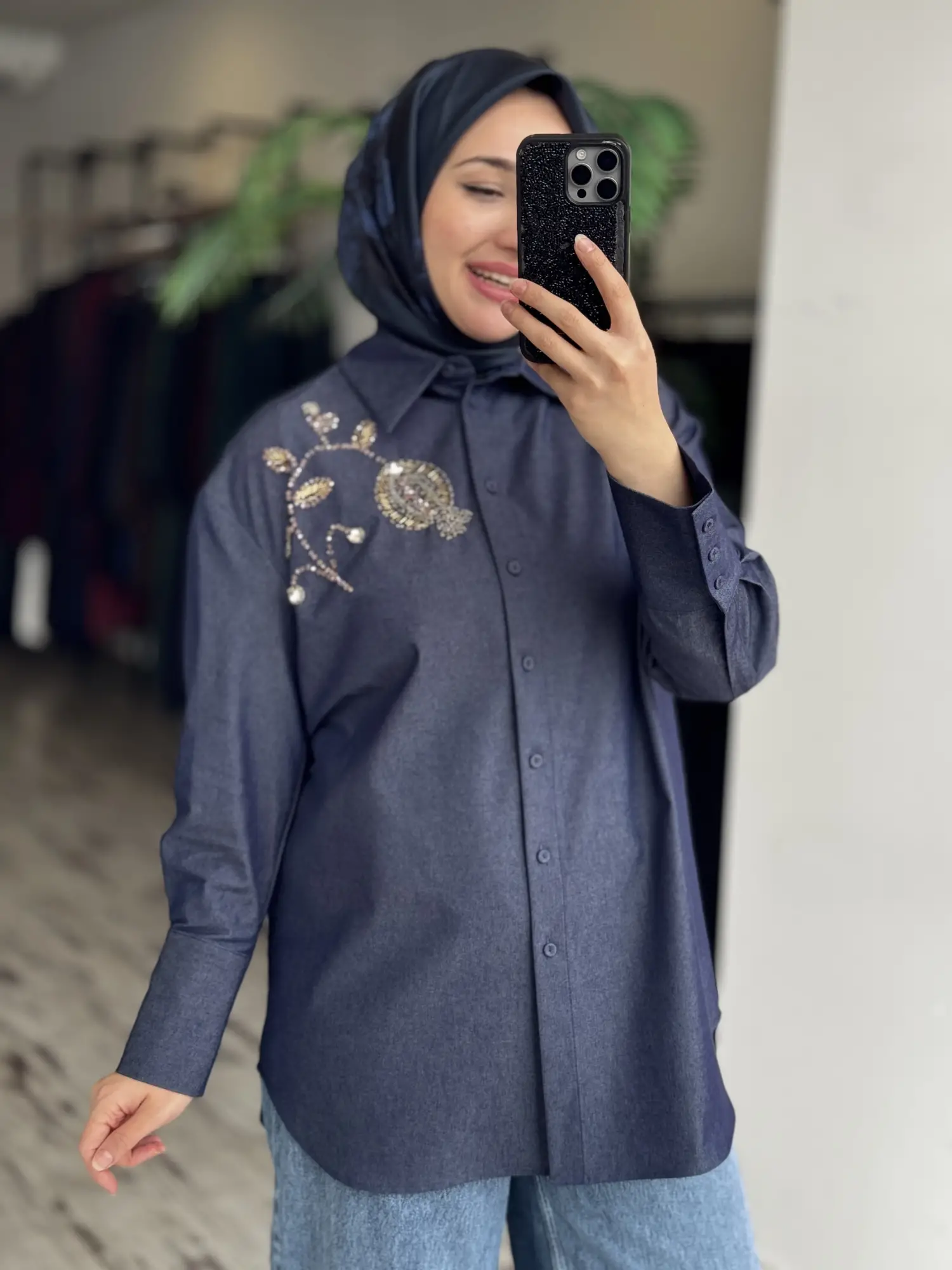 Vuu Yakası Taş ve Boncuk İşlemeli Denim Oversize Gömlek