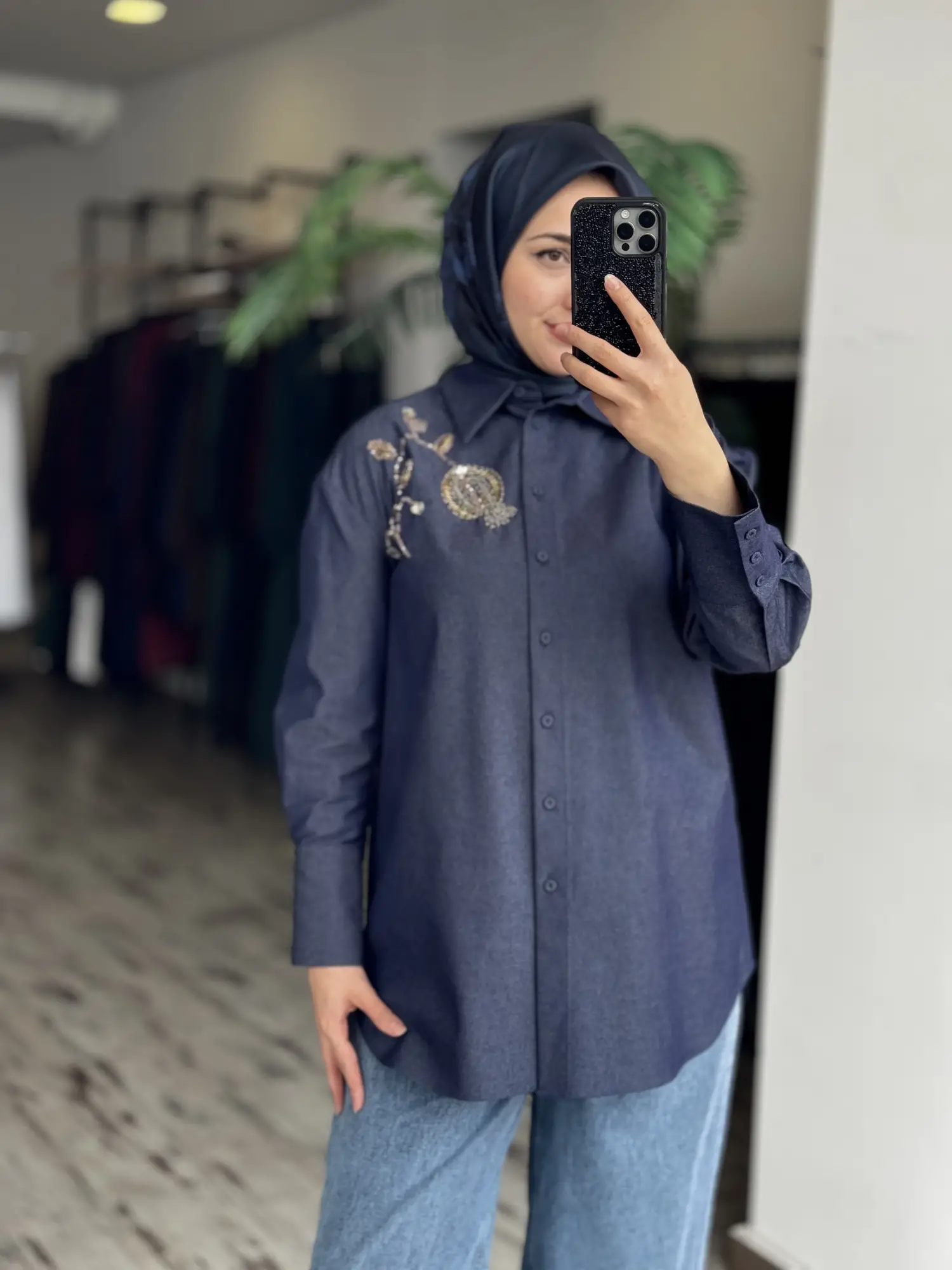 Vuu Yakası Taş ve Boncuk İşlemeli Denim Oversize Gömlek