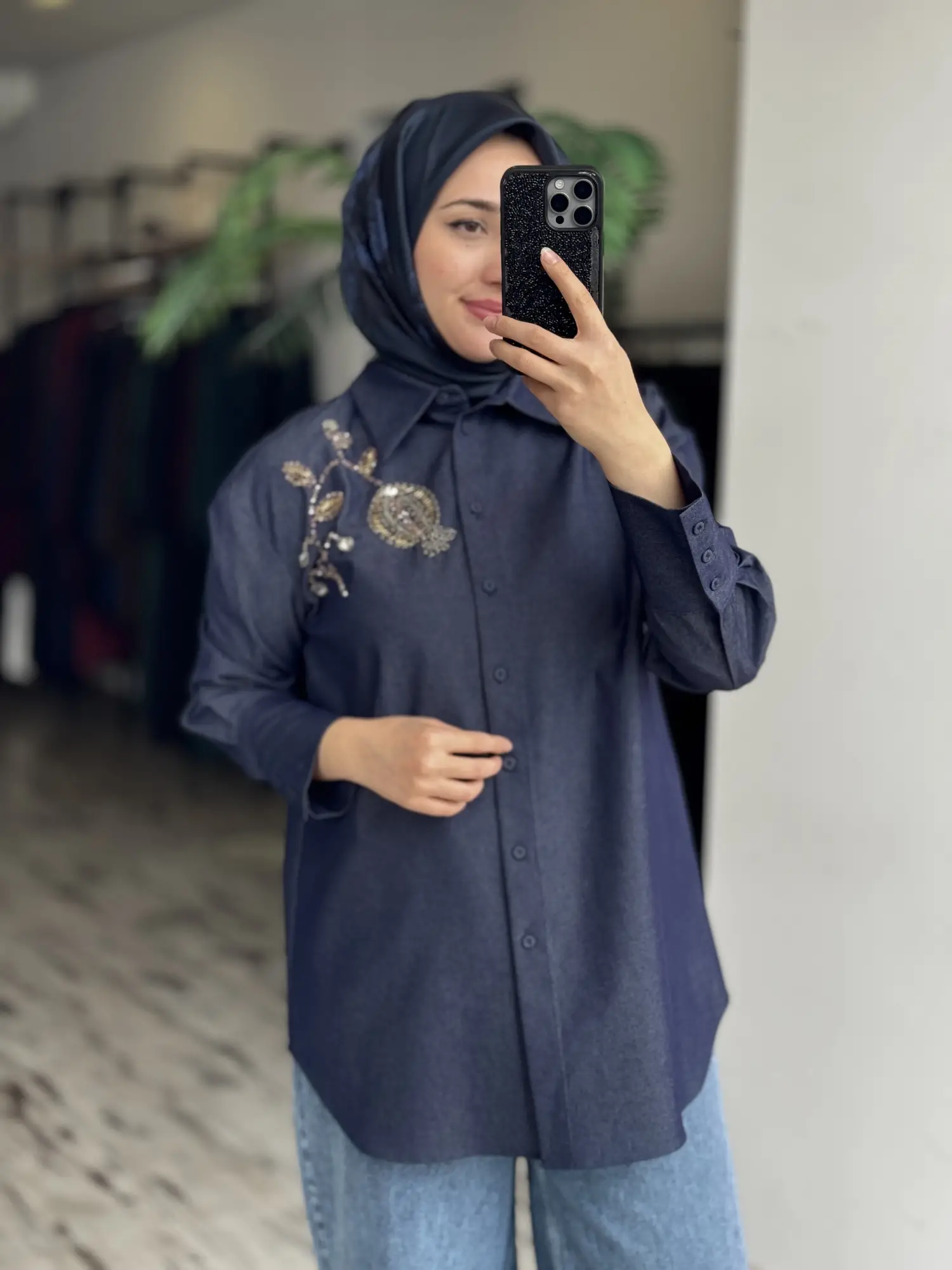 Vuu Yakası Taş ve Boncuk İşlemeli Denim Oversize Gömlek