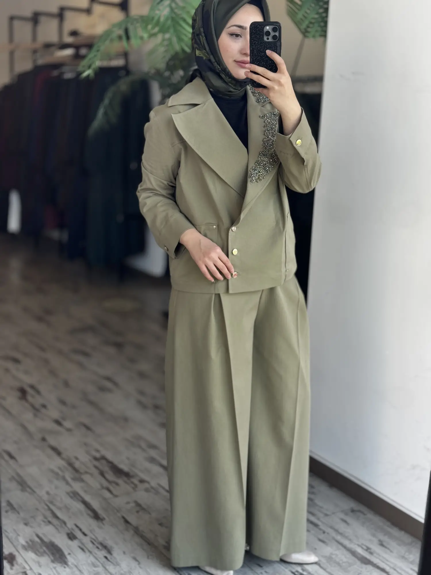 Vuu Yakası Taş Detaylı Kruvaze Ceket Pileli Pantolon Takım