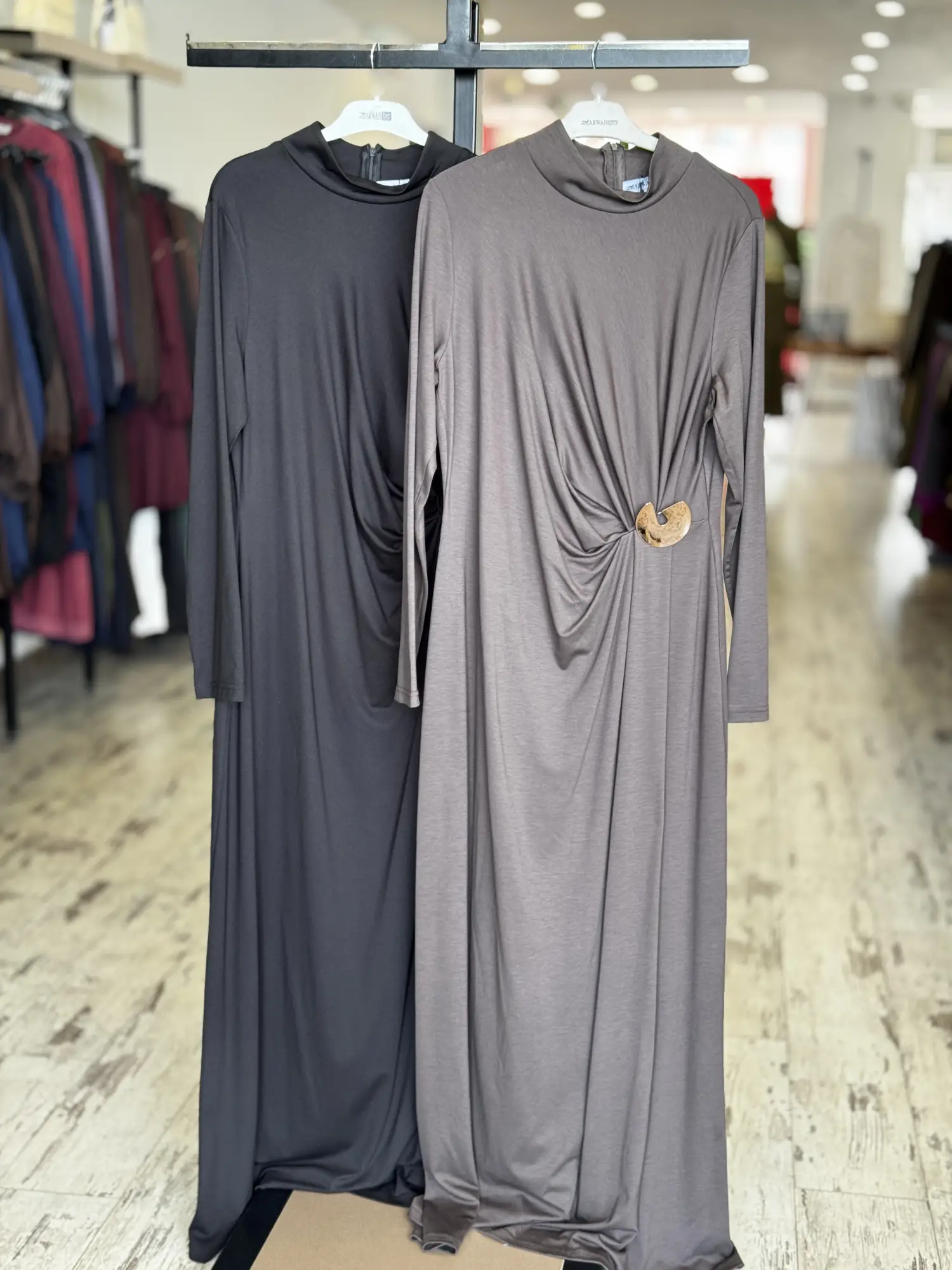 Almarwah Beli Broş ve Büzgü Detaylı Modal Penye Elbise 303920