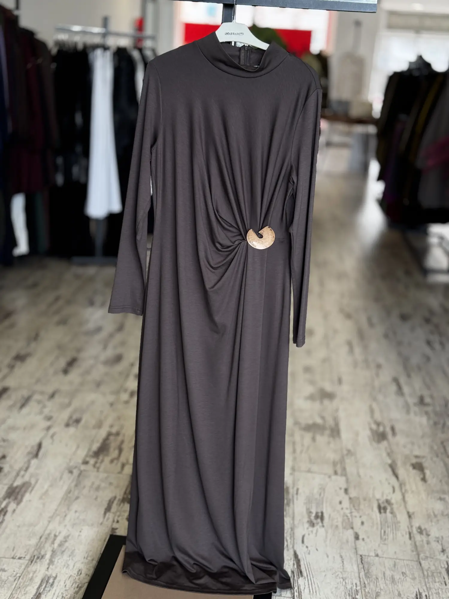 Almarwah Beli Broş ve Büzgü Detaylı Modal Penye Elbise 303920