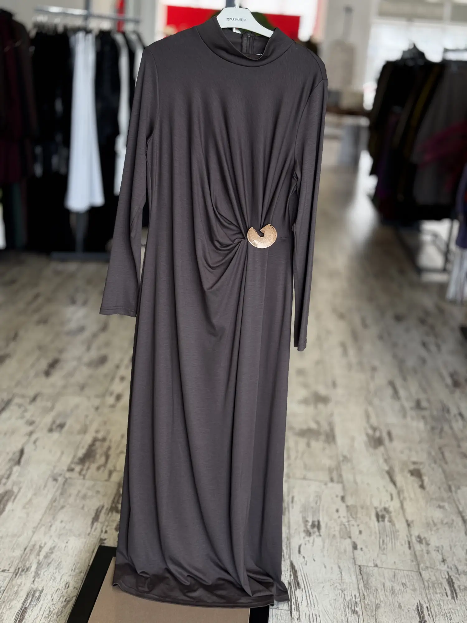 Almarwah Beli Broş ve Büzgü Detaylı Modal Penye Elbise 303920