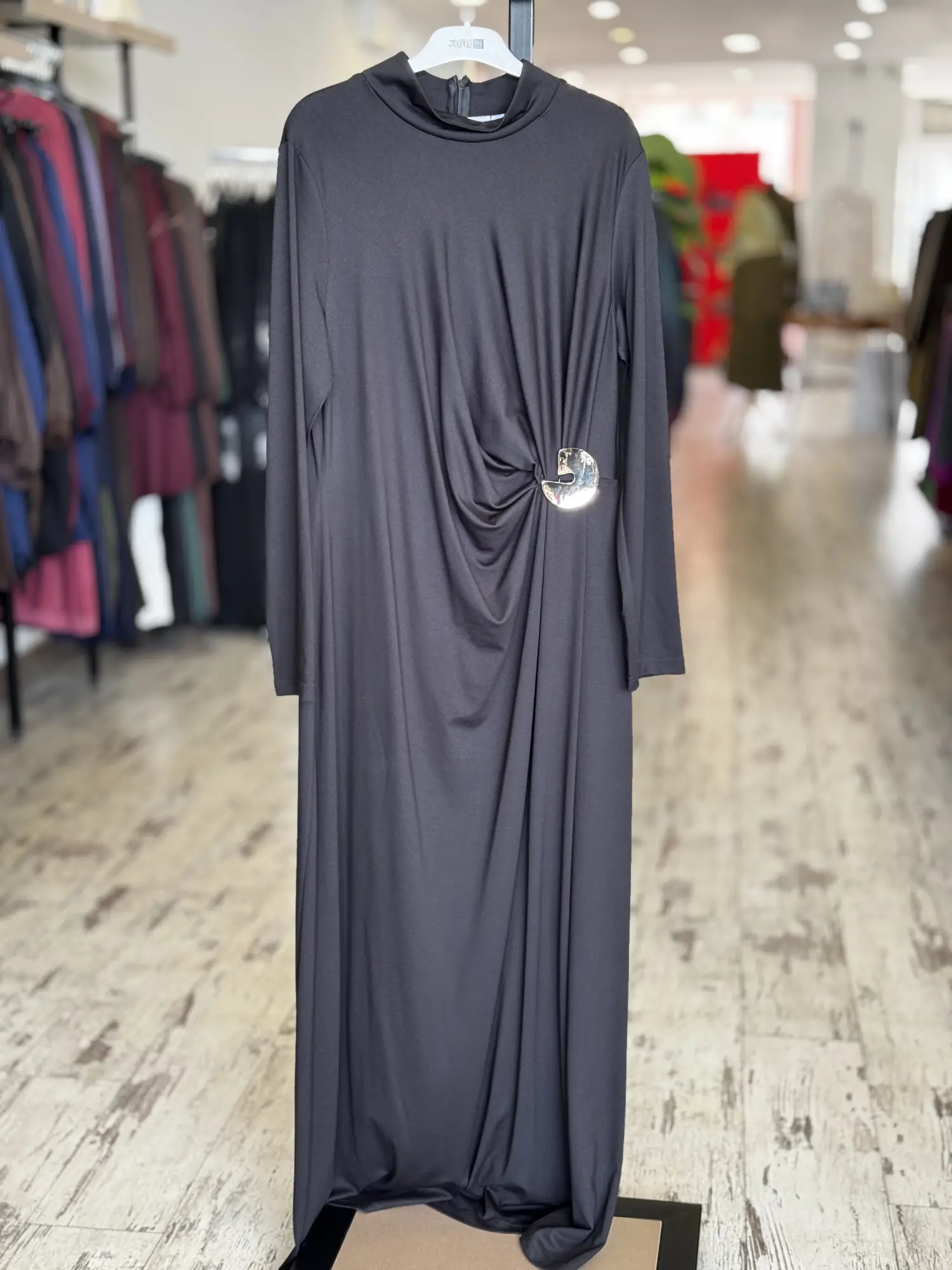 Almarwah Beli Broş ve Büzgü Detaylı Modal Penye Elbise 303920