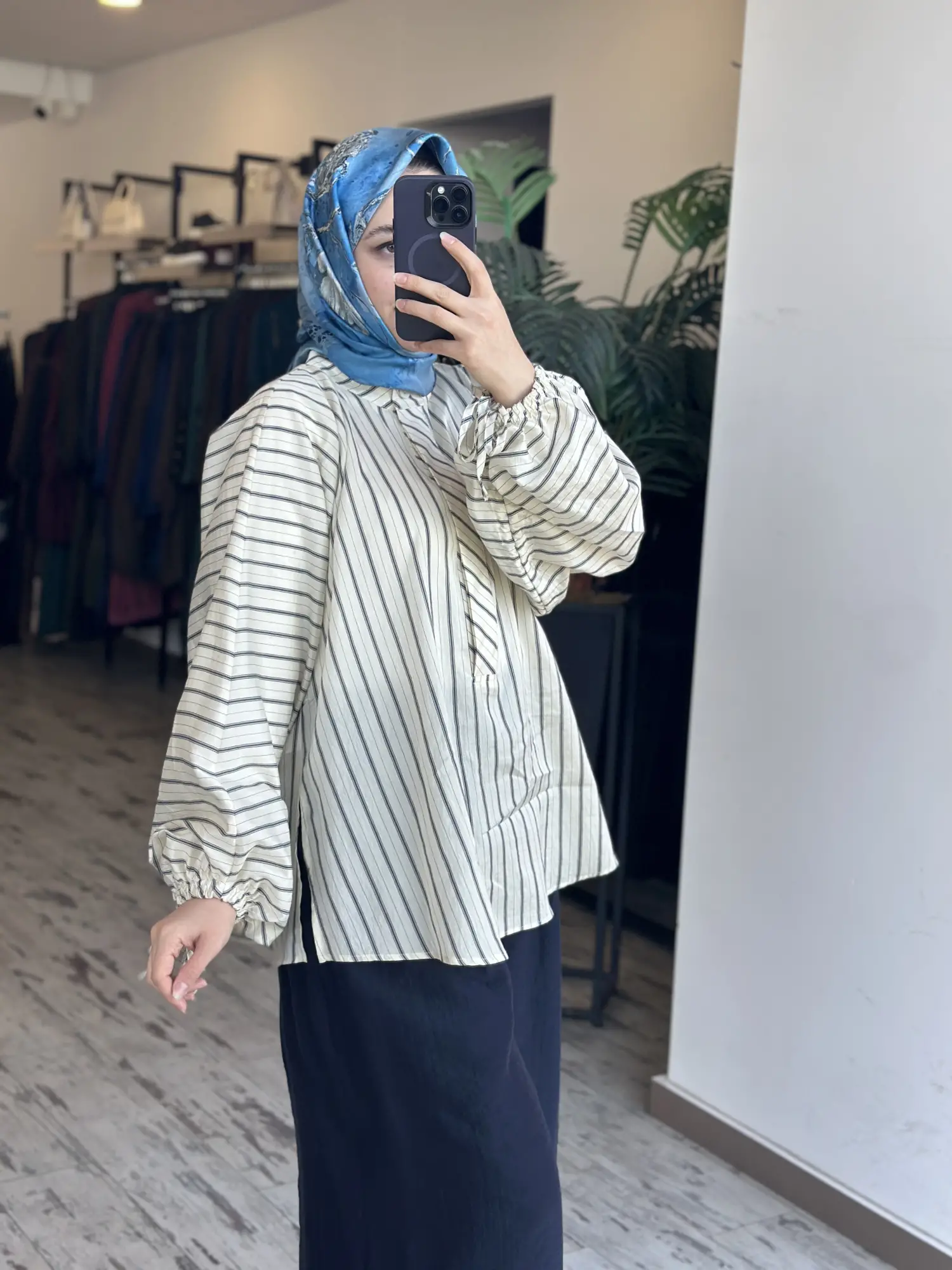 Almarwah Kolları Lastikli ve Büzgülü Yandan Yırtmaçlı Çizgili Gömlek 101007