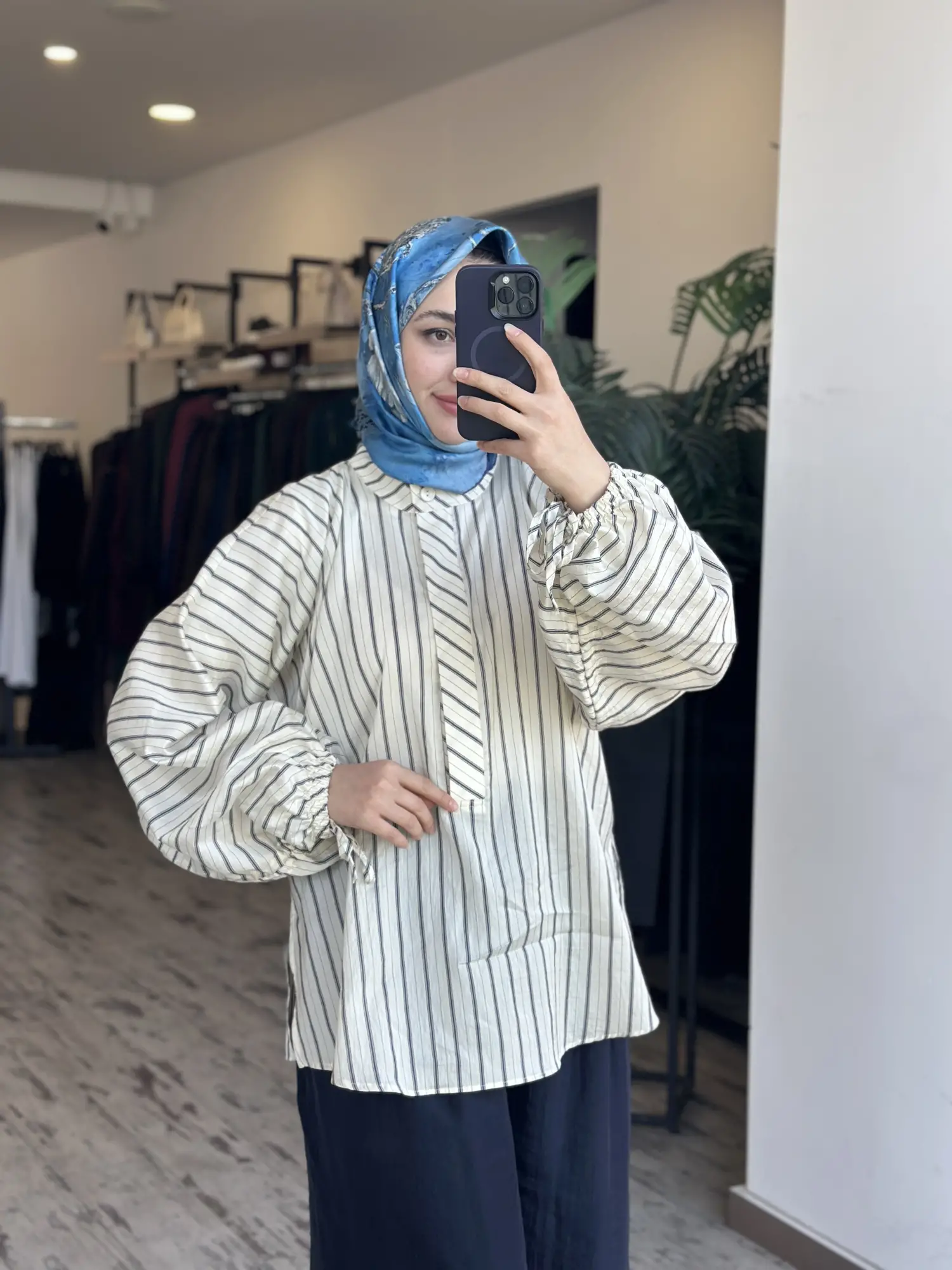 Almarwah Kolları Lastikli ve Büzgülü Yandan Yırtmaçlı Çizgili Gömlek 101007