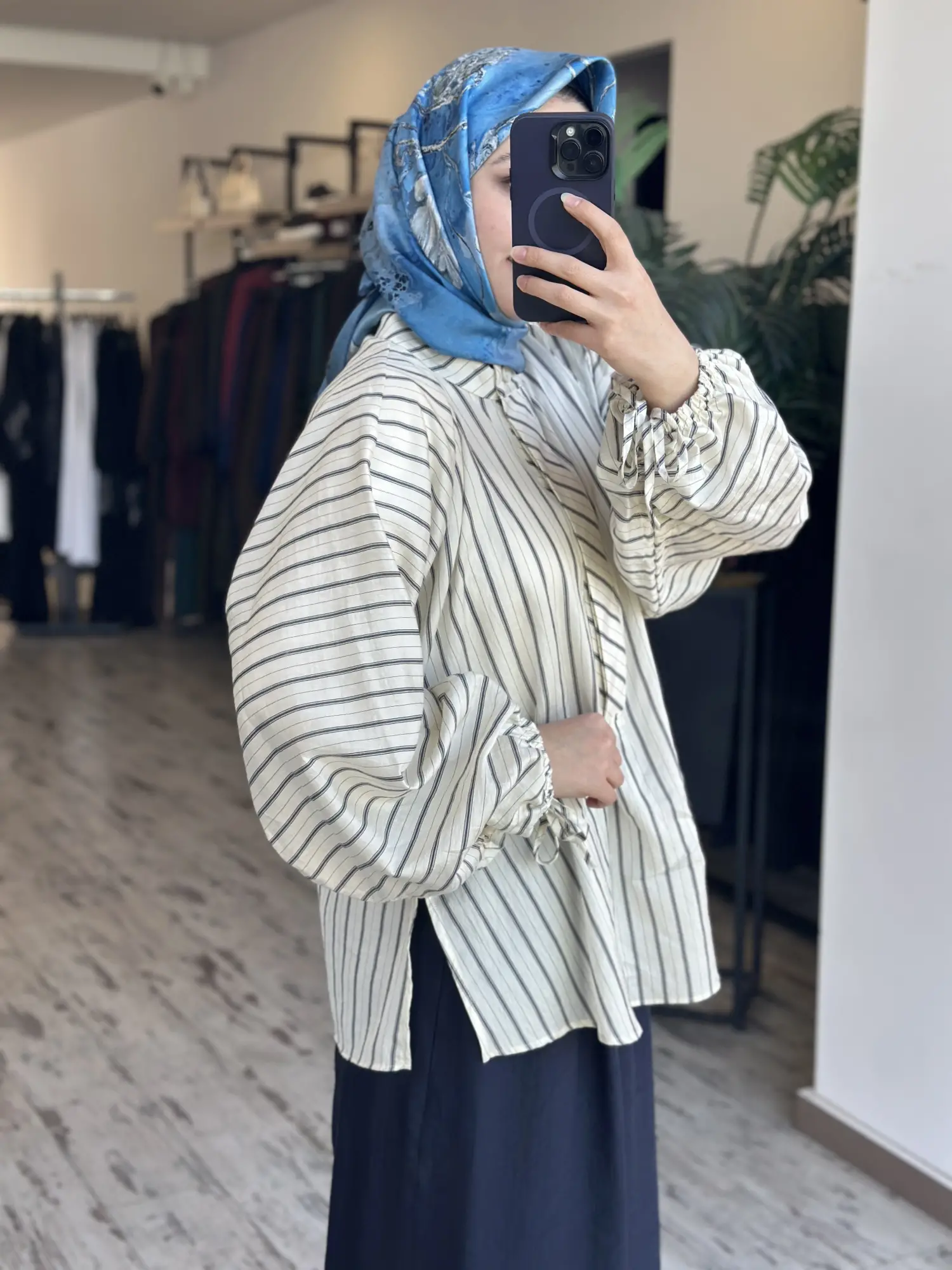 Almarwah Kolları Lastikli ve Büzgülü Yandan Yırtmaçlı Çizgili Gömlek 101007