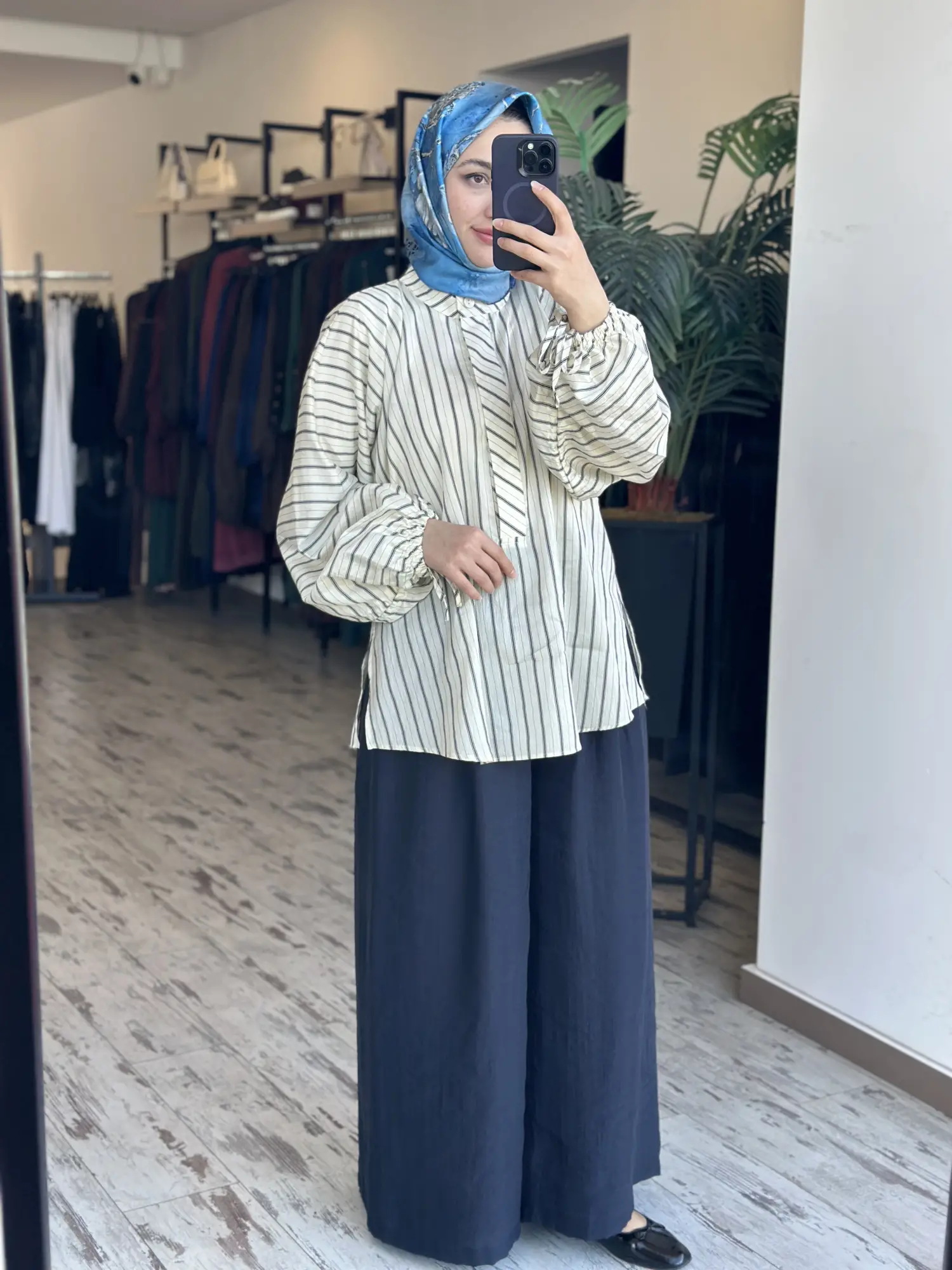 Almarwah Kolları Lastikli ve Büzgülü Yandan Yırtmaçlı Çizgili Gömlek 101007