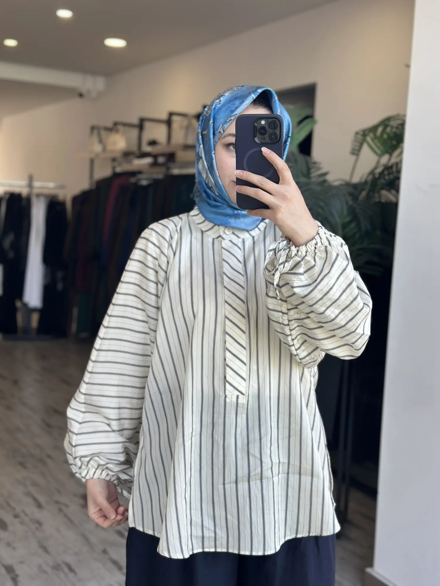 Almarwah Kolları Lastikli ve Büzgülü Yandan Yırtmaçlı Çizgili Gömlek 101007