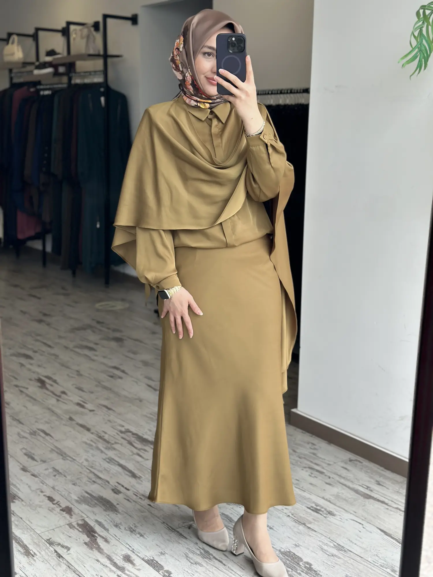 QooQ Store Şal Aksesuarlı Saten Gömlek Etek Takım 26SS218