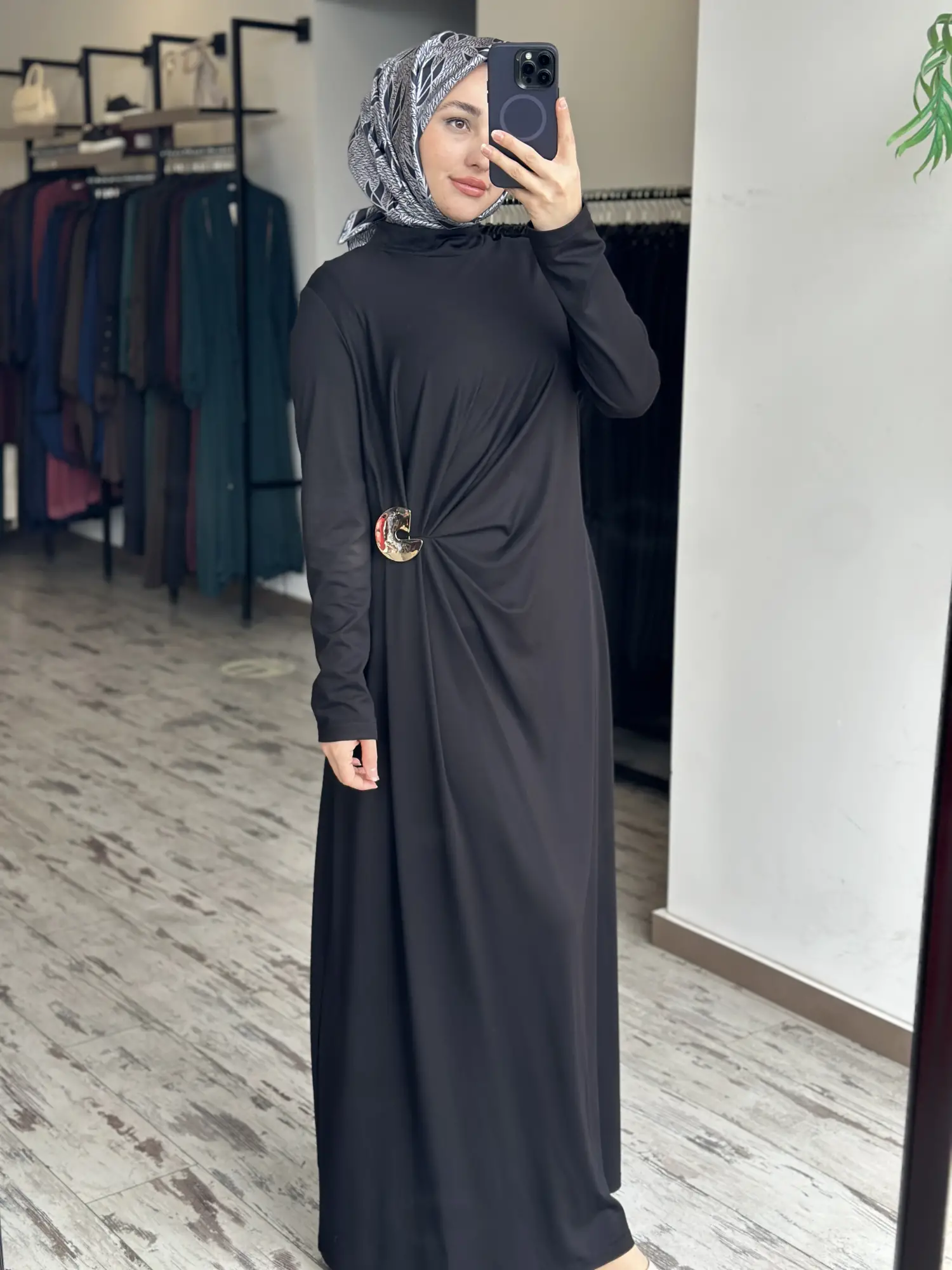 Almarwah Beli Broş ve Büzgü Detaylı Modal Penye Elbise 303920