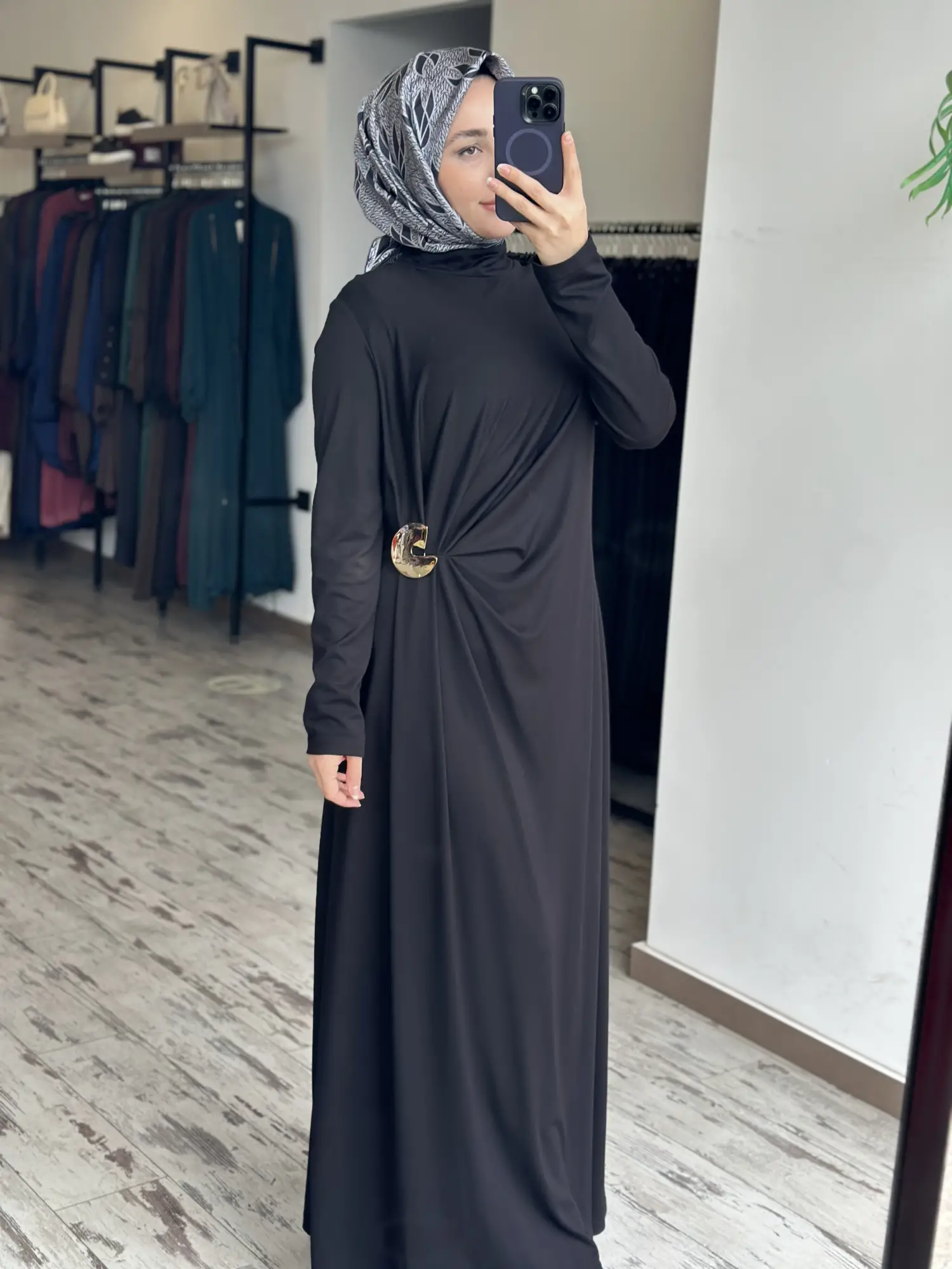 Almarwah Beli Broş ve Büzgü Detaylı Modal Penye Elbise 303920