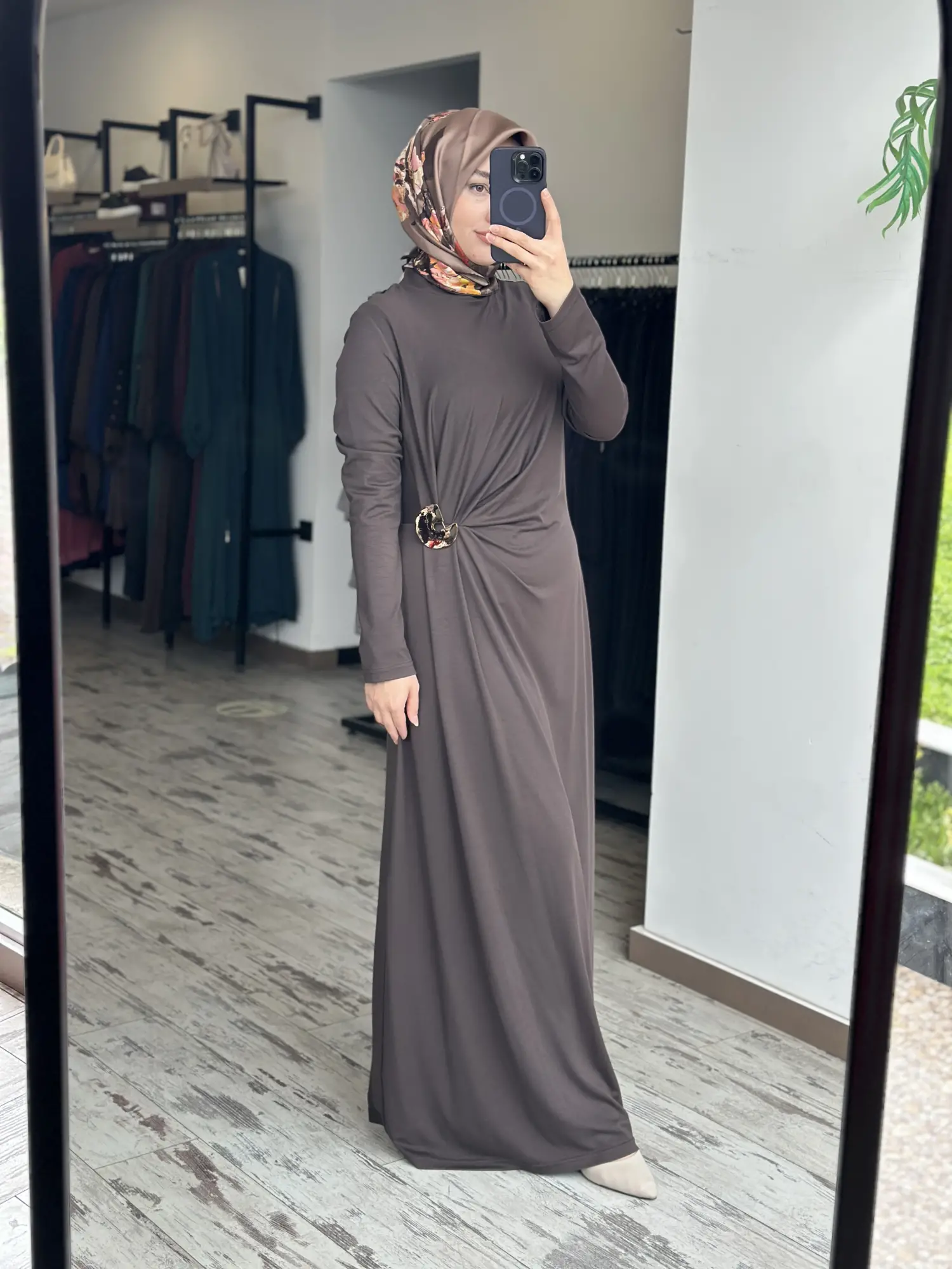 Almarwah Beli Broş ve Büzgü Detaylı Modal Penye Elbise 303920