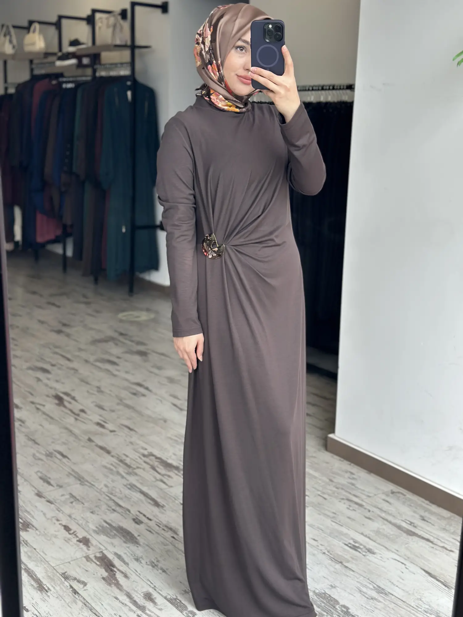 Almarwah Beli Broş ve Büzgü Detaylı Modal Penye Elbise 303920