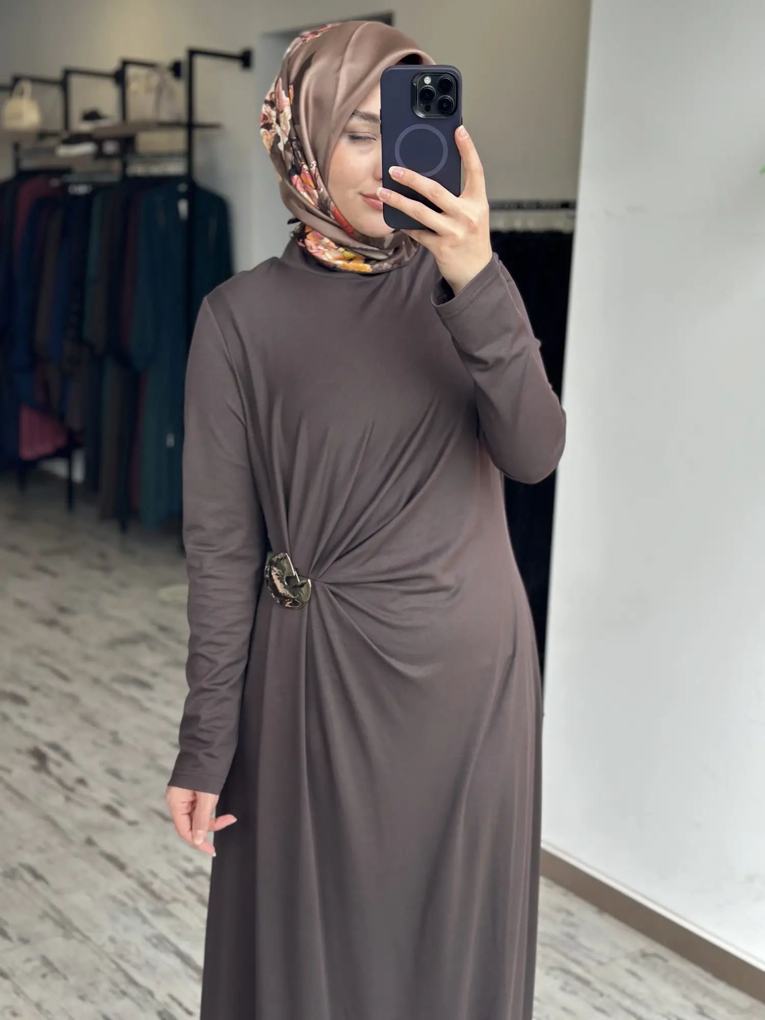 Almarwah Beli Broş ve Büzgü Detaylı Modal Penye Elbise 303920