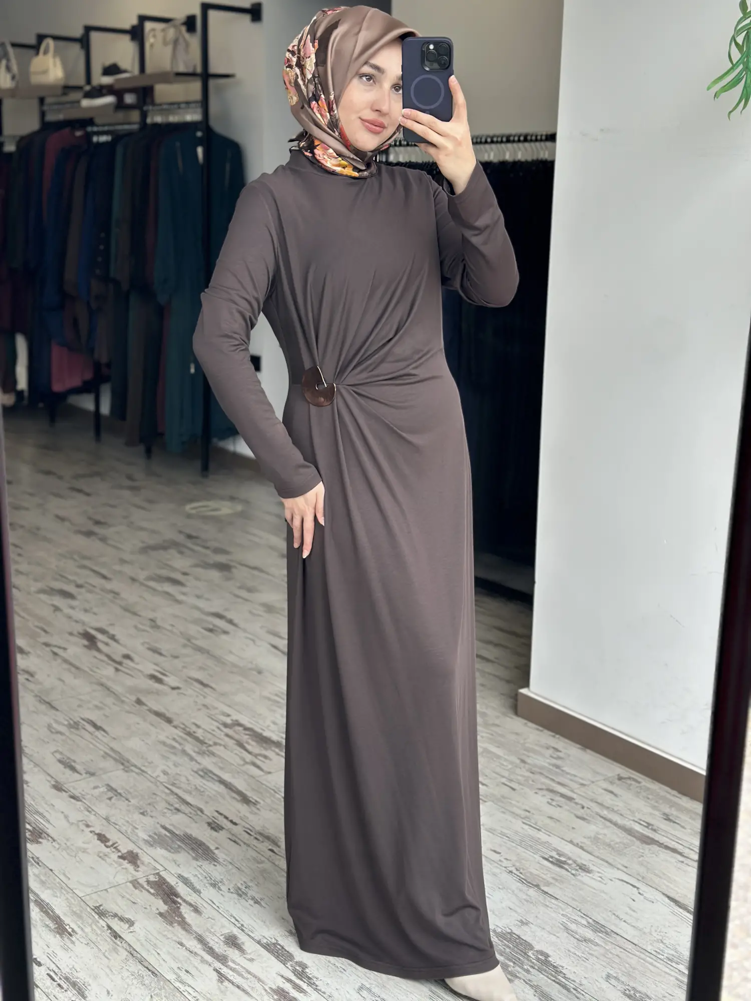 Almarwah Beli Broş ve Büzgü Detaylı Modal Penye Elbise 303920