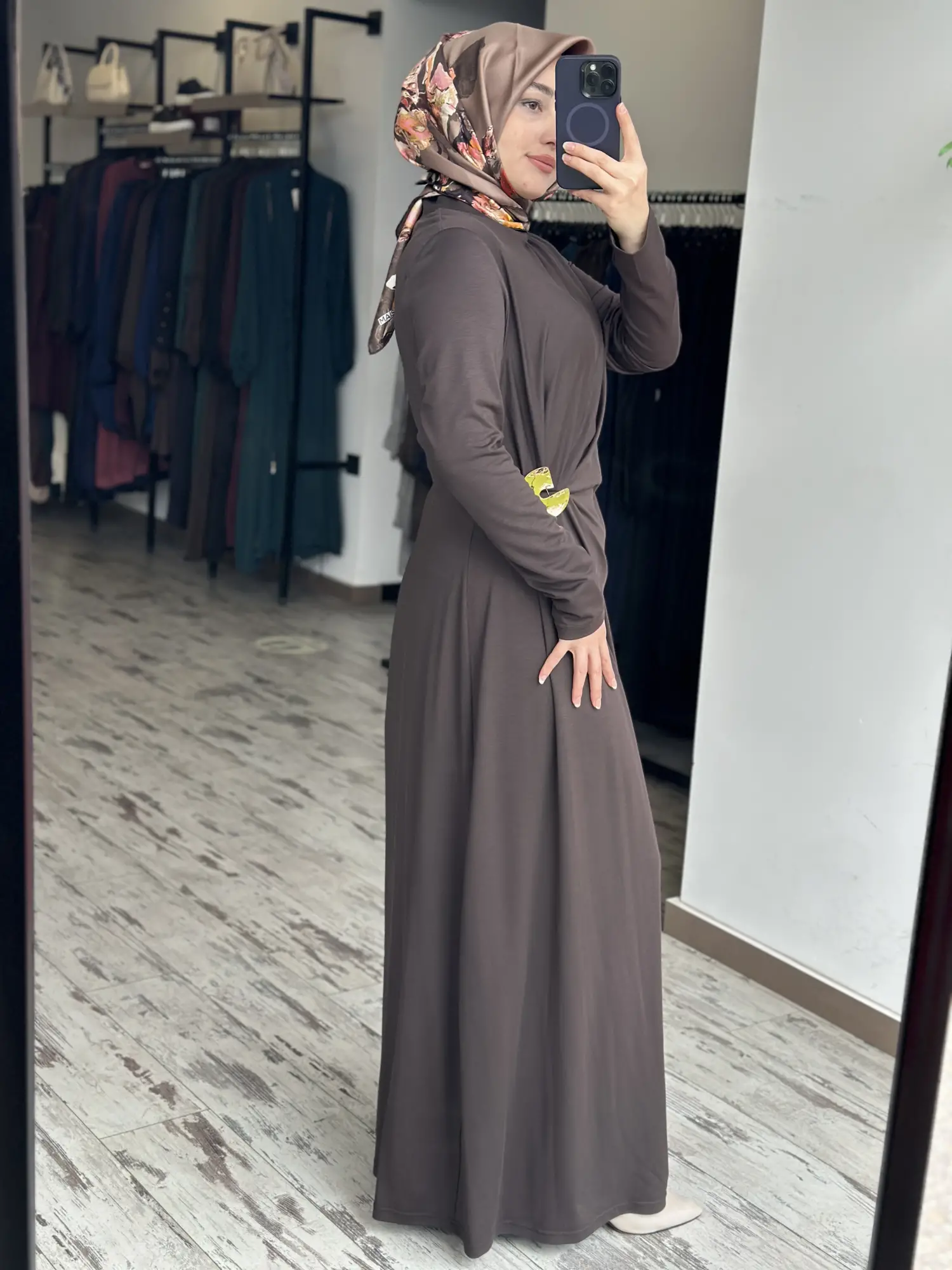 Almarwah Beli Broş ve Büzgü Detaylı Modal Penye Elbise 303920