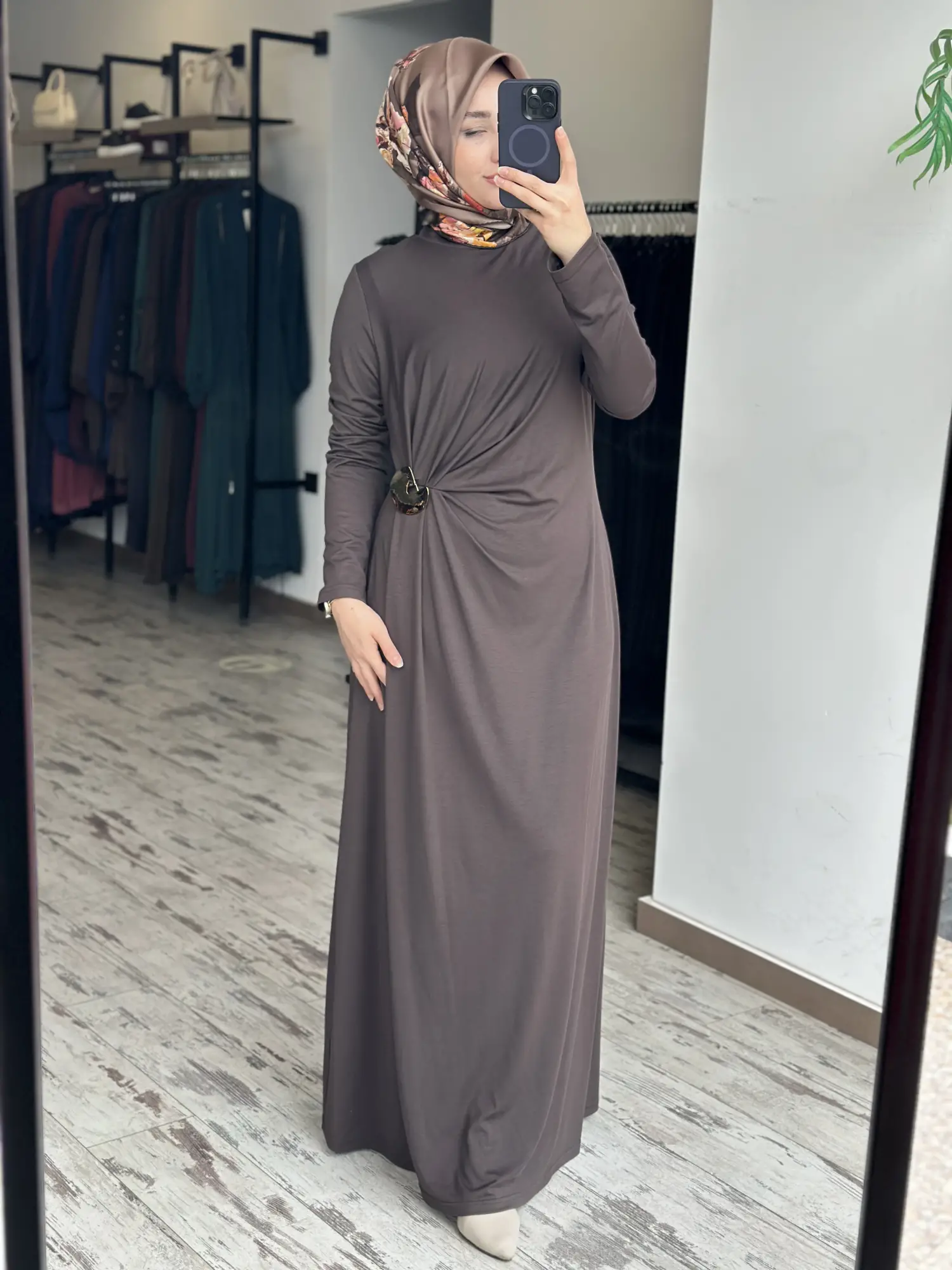 Almarwah Beli Broş ve Büzgü Detaylı Modal Penye Elbise 303920