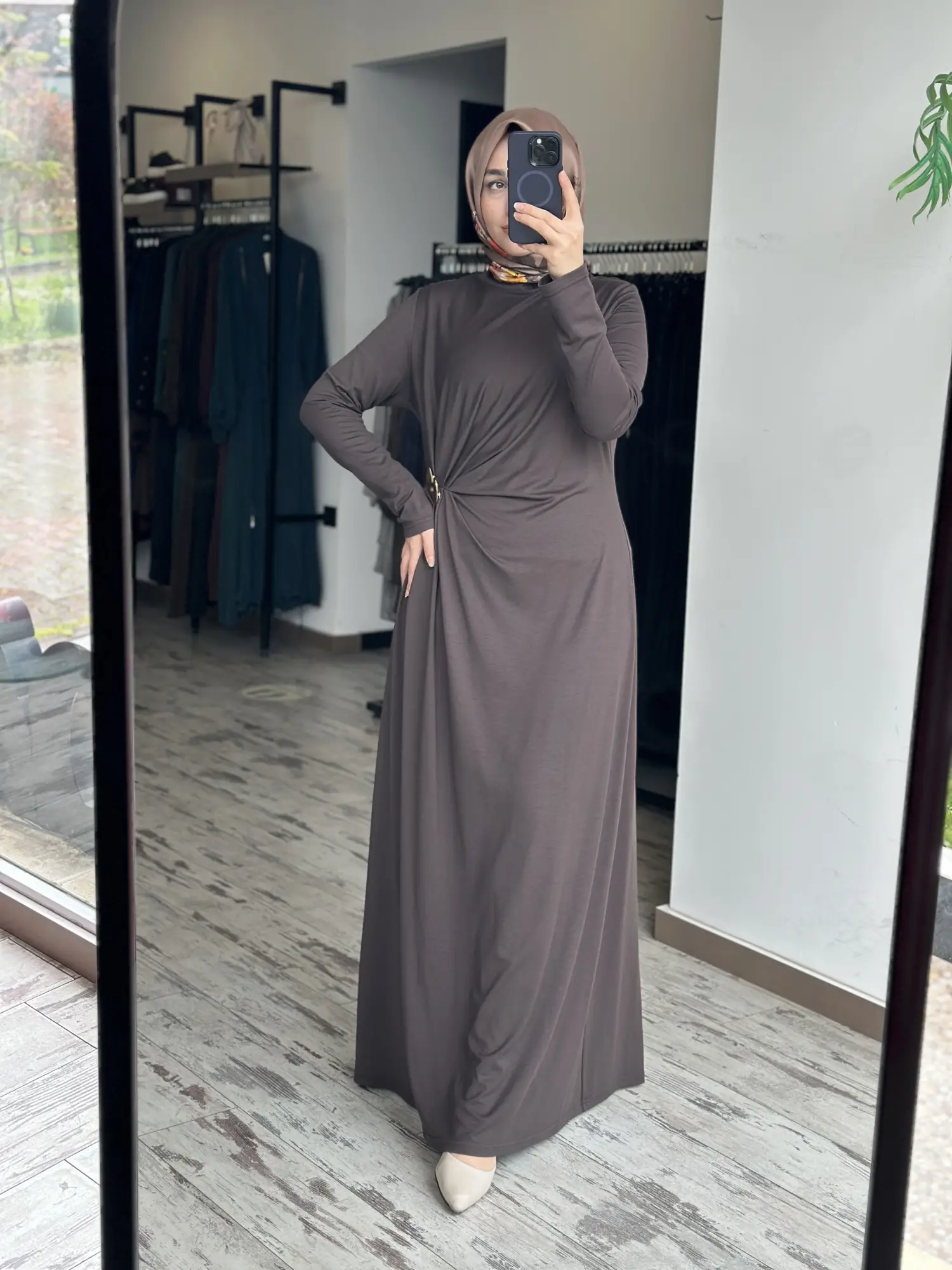 Almarwah Beli Broş ve Büzgü Detaylı Modal Penye Elbise 303920