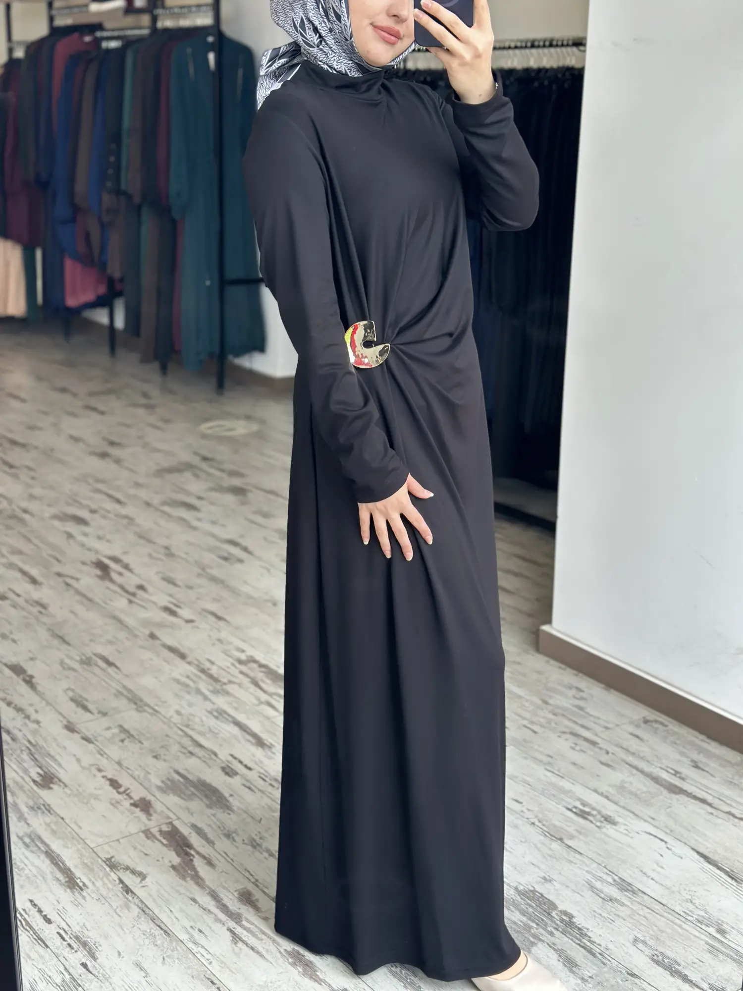 Almarwah Beli Broş ve Büzgü Detaylı Modal Penye Elbise 303920