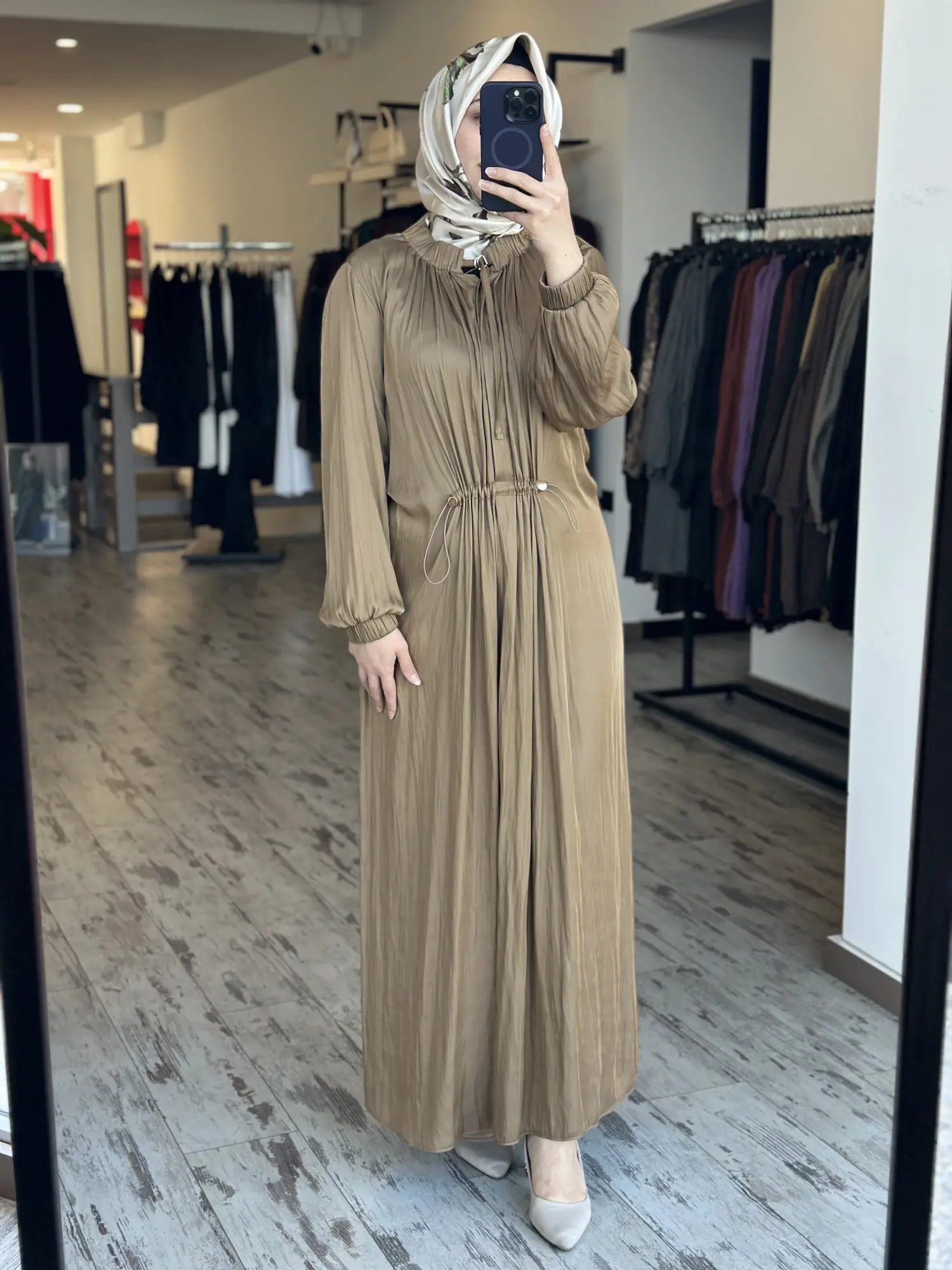 Clande Yakası ve Beli Büzgü Detaylı Saten Kraş Elbise