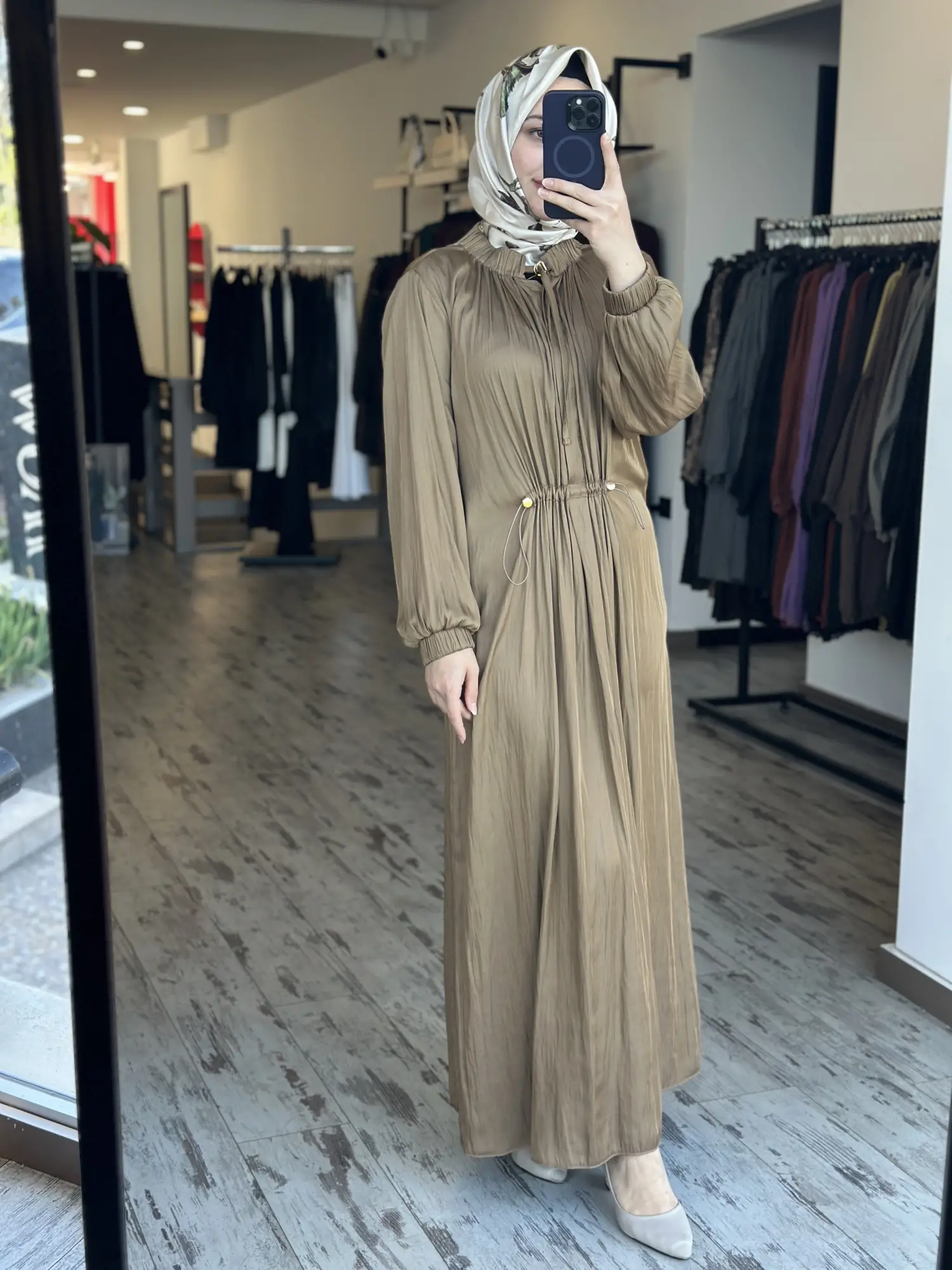 Clande Yakası ve Beli Büzgü Detaylı Saten Kraş Elbise