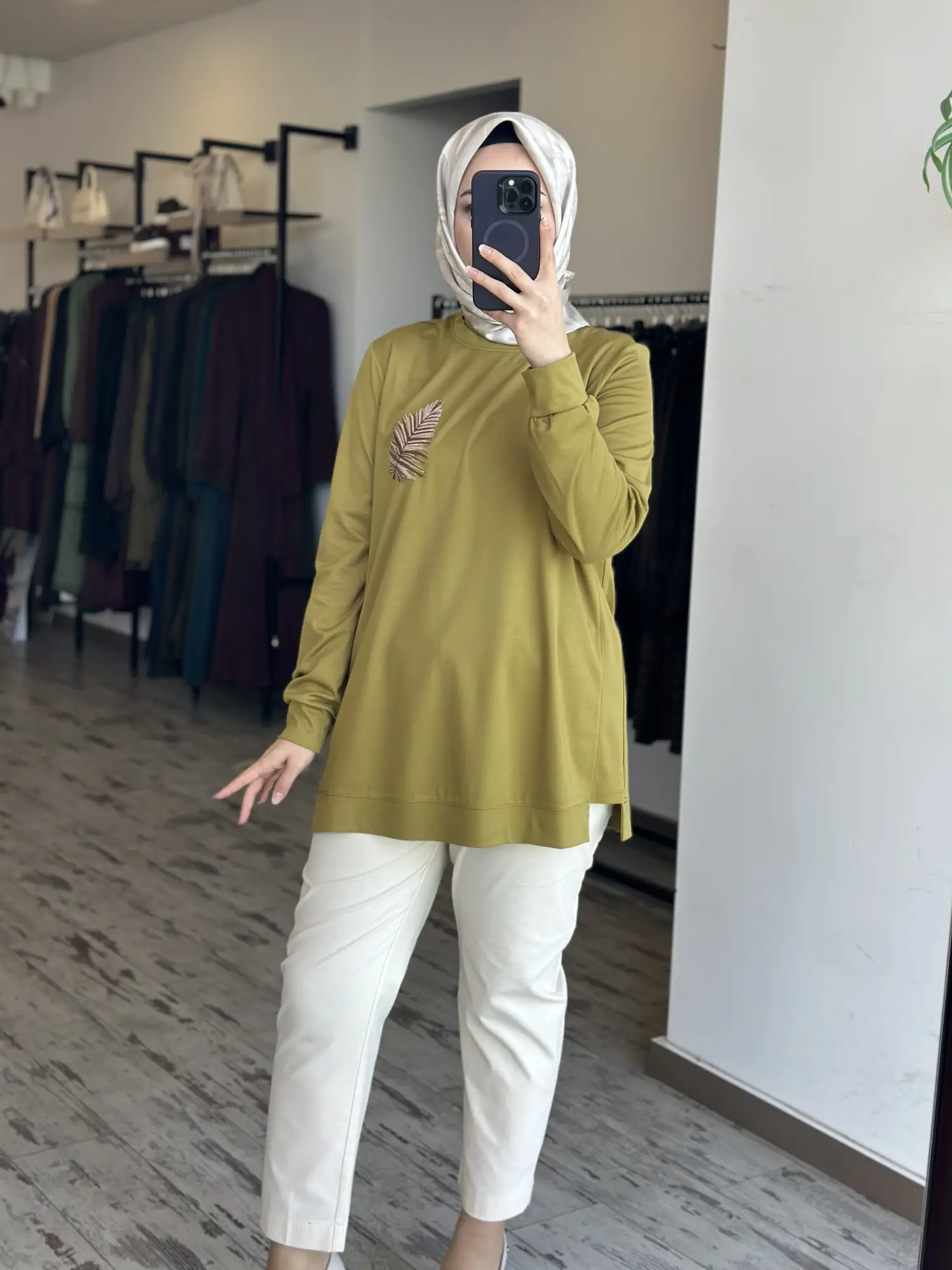 Kayra Yakası Nakış Detaylı Basic SweatShirt KA31019