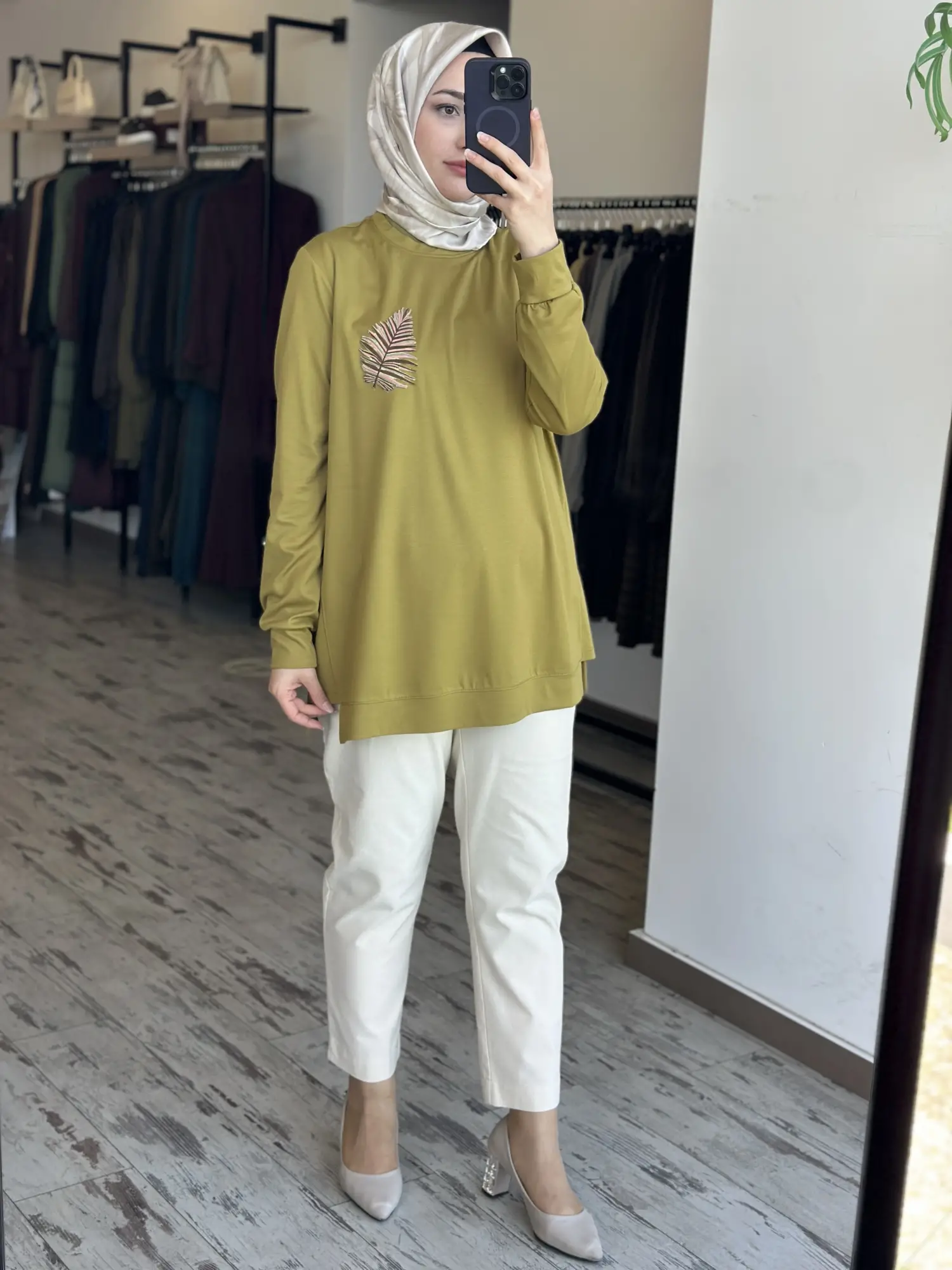 Kayra Yakası Nakış Detaylı Basic SweatShirt KA31019
