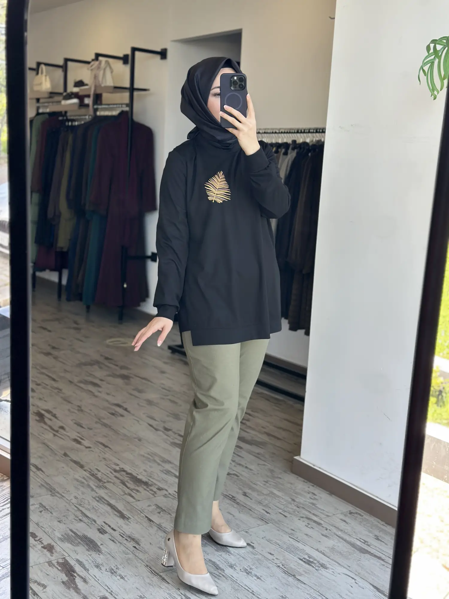 Kayra Yakası Nakış Detaylı Basic SweatShirt KA31019