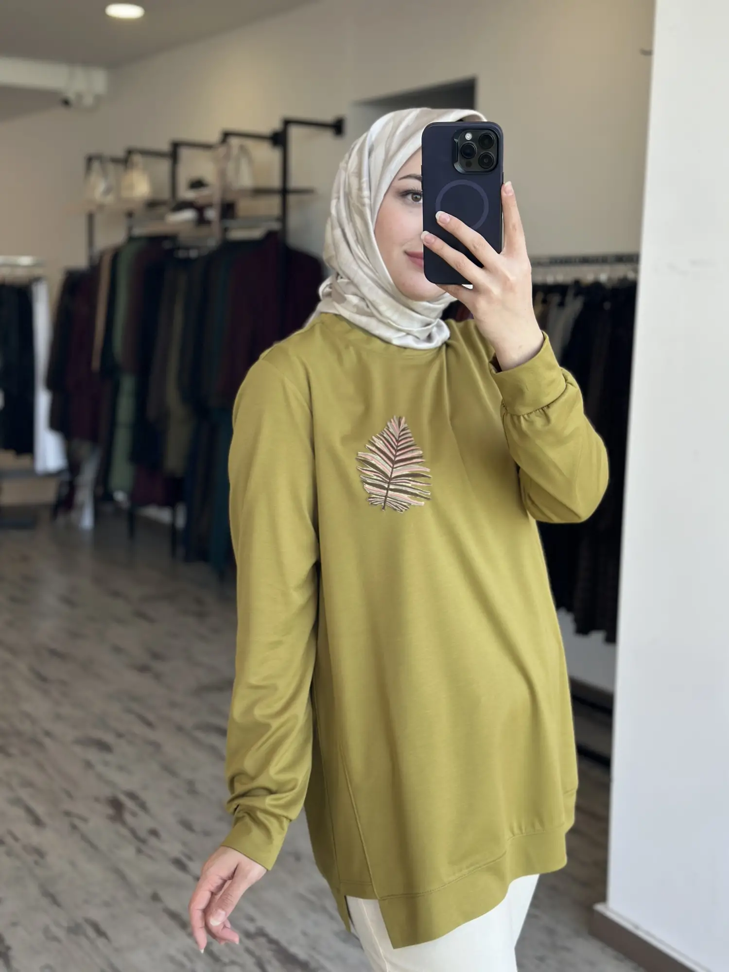 Kayra Yakası Nakış Detaylı Basic SweatShirt KA31019