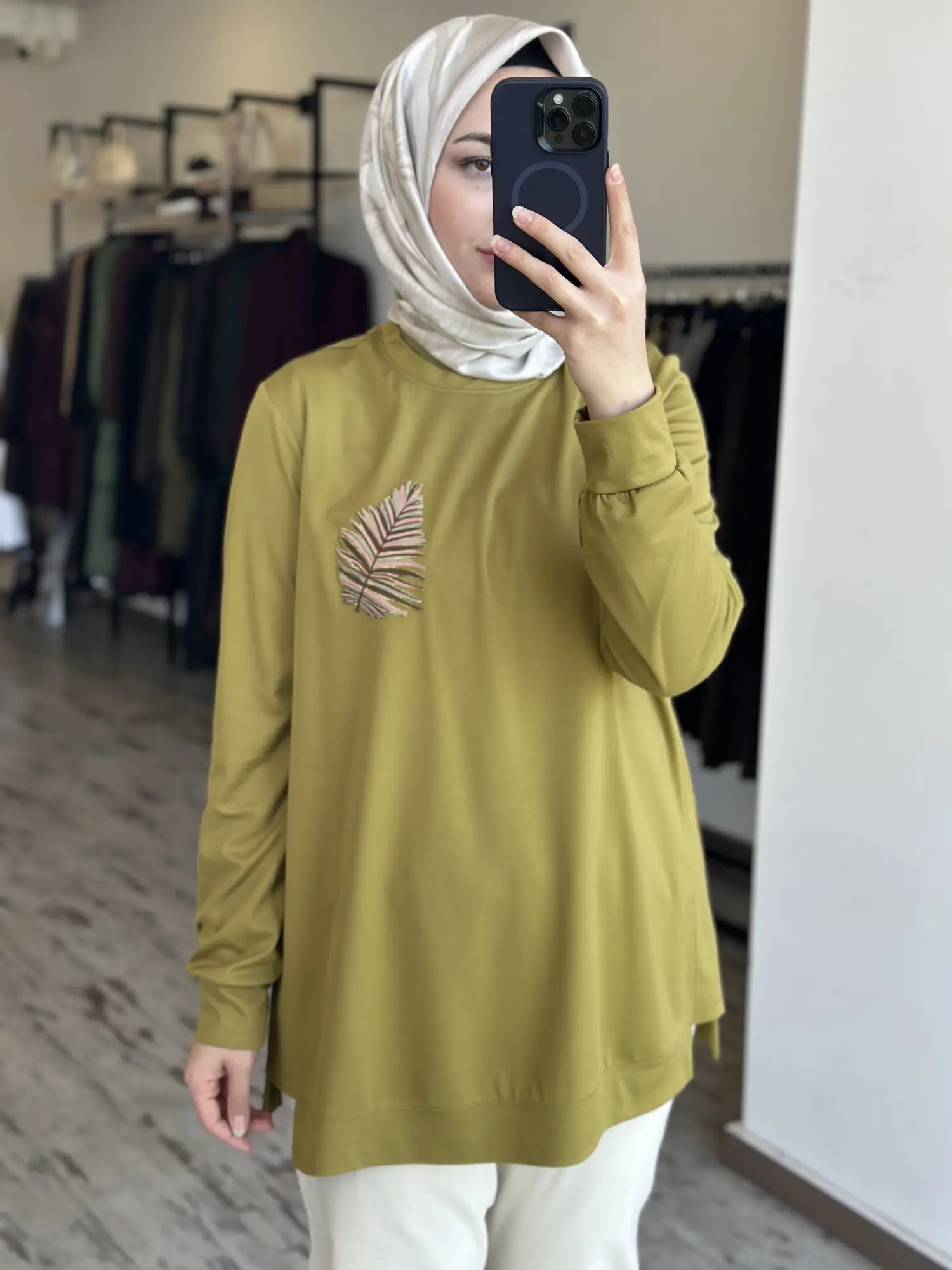 Kayra Yakası Nakış Detaylı Basic SweatShirt KA31019