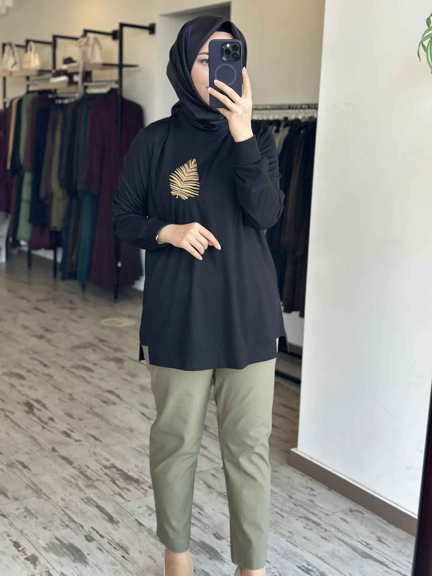 Kayra Yakası Nakış Detaylı Basic SweatShirt KA31019