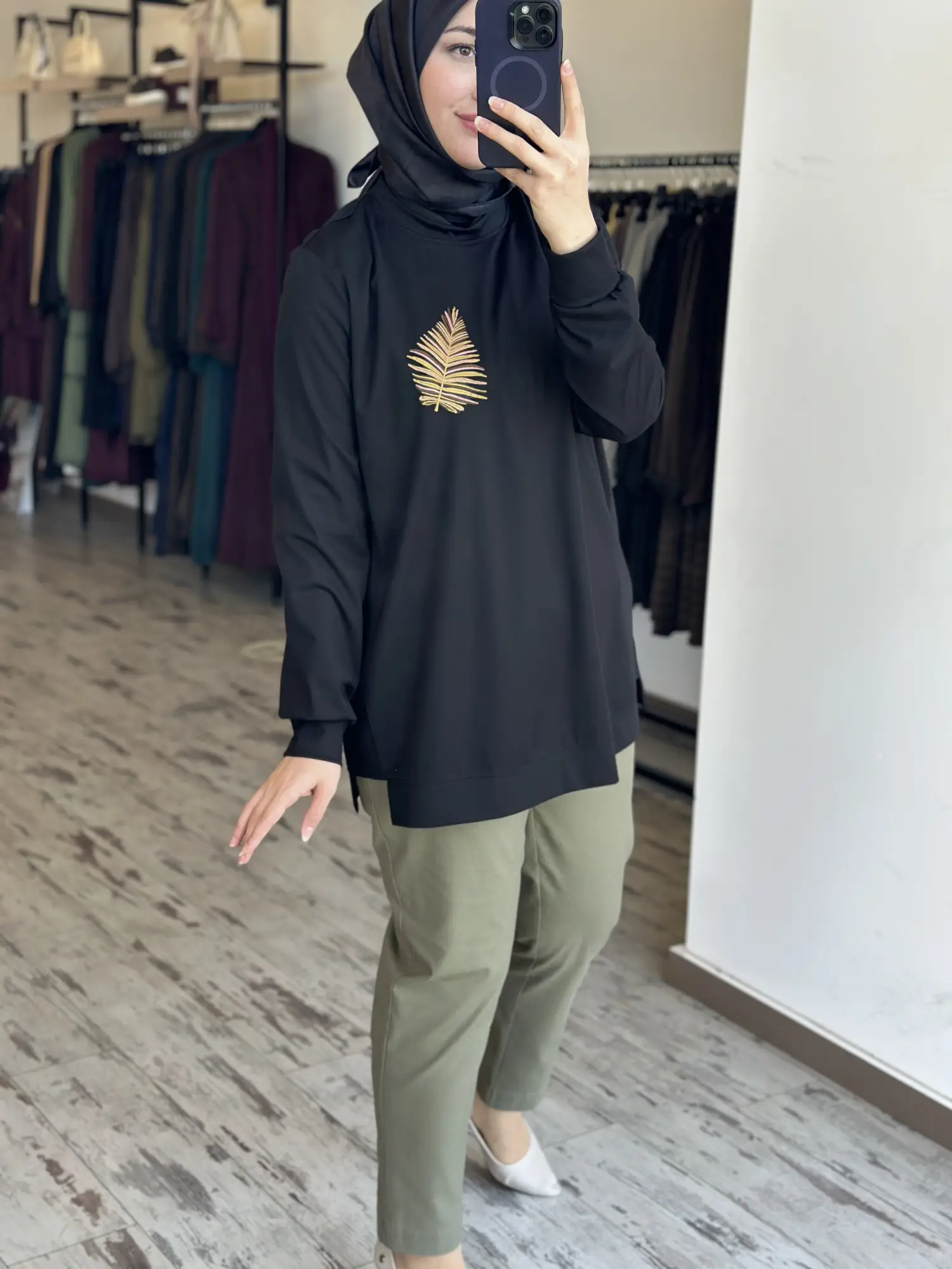 Kayra Yakası Nakış Detaylı Basic SweatShirt KA31019