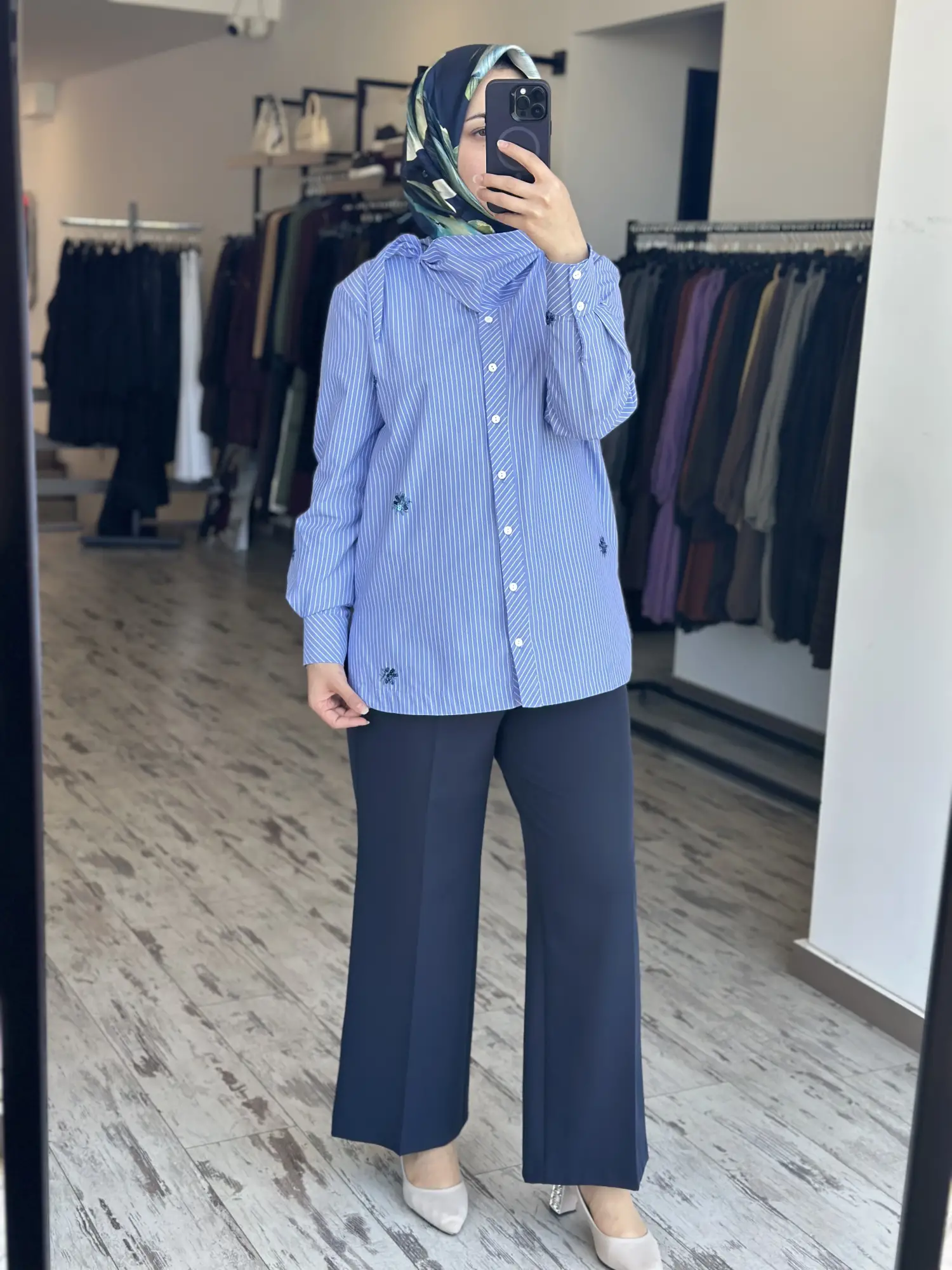 Clande Fular ve Payet Detaylı Çizgili Poplin Gömlek